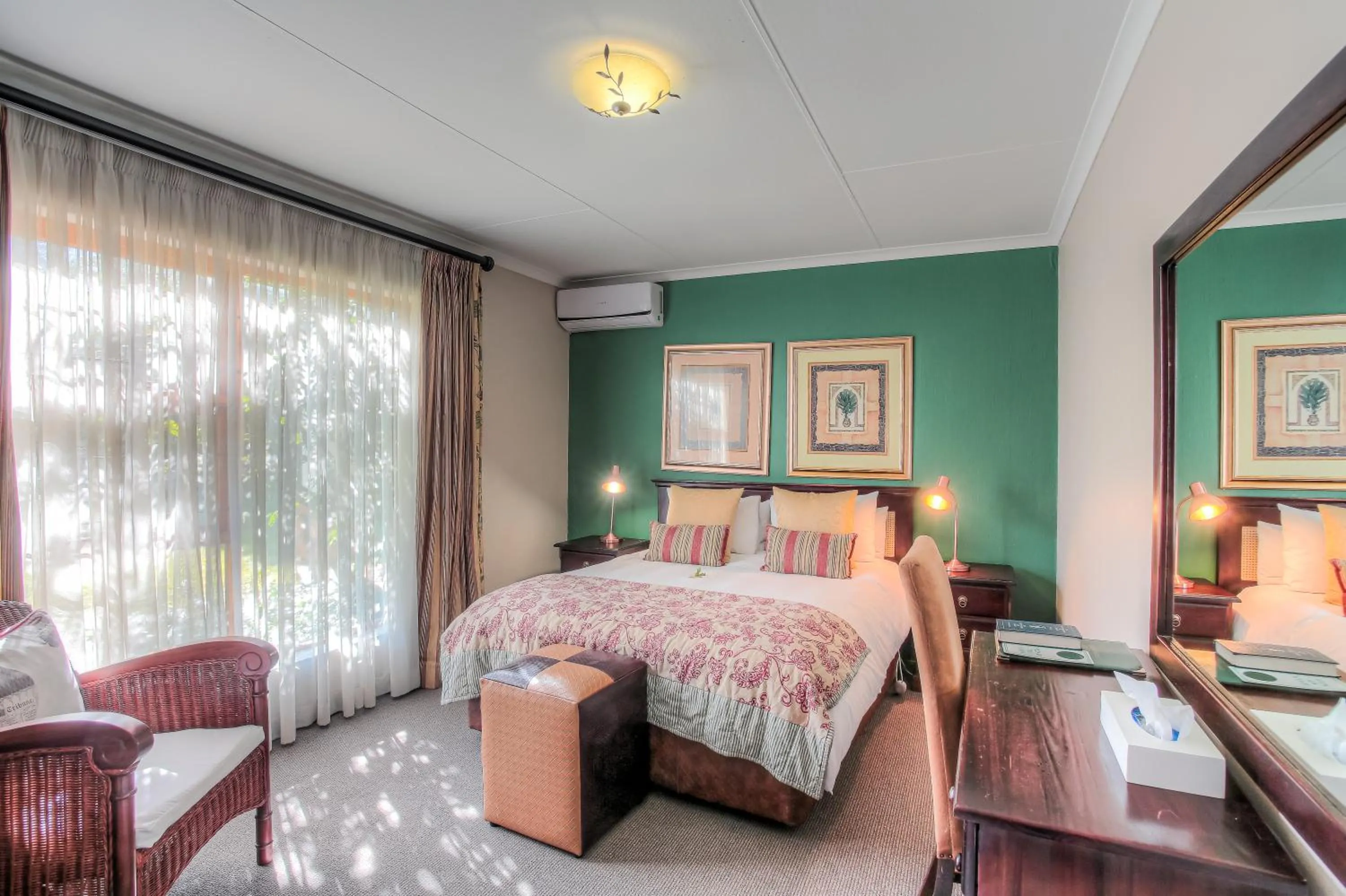 Photo of the whole room, Bed in Sunninghill Guest Lodges