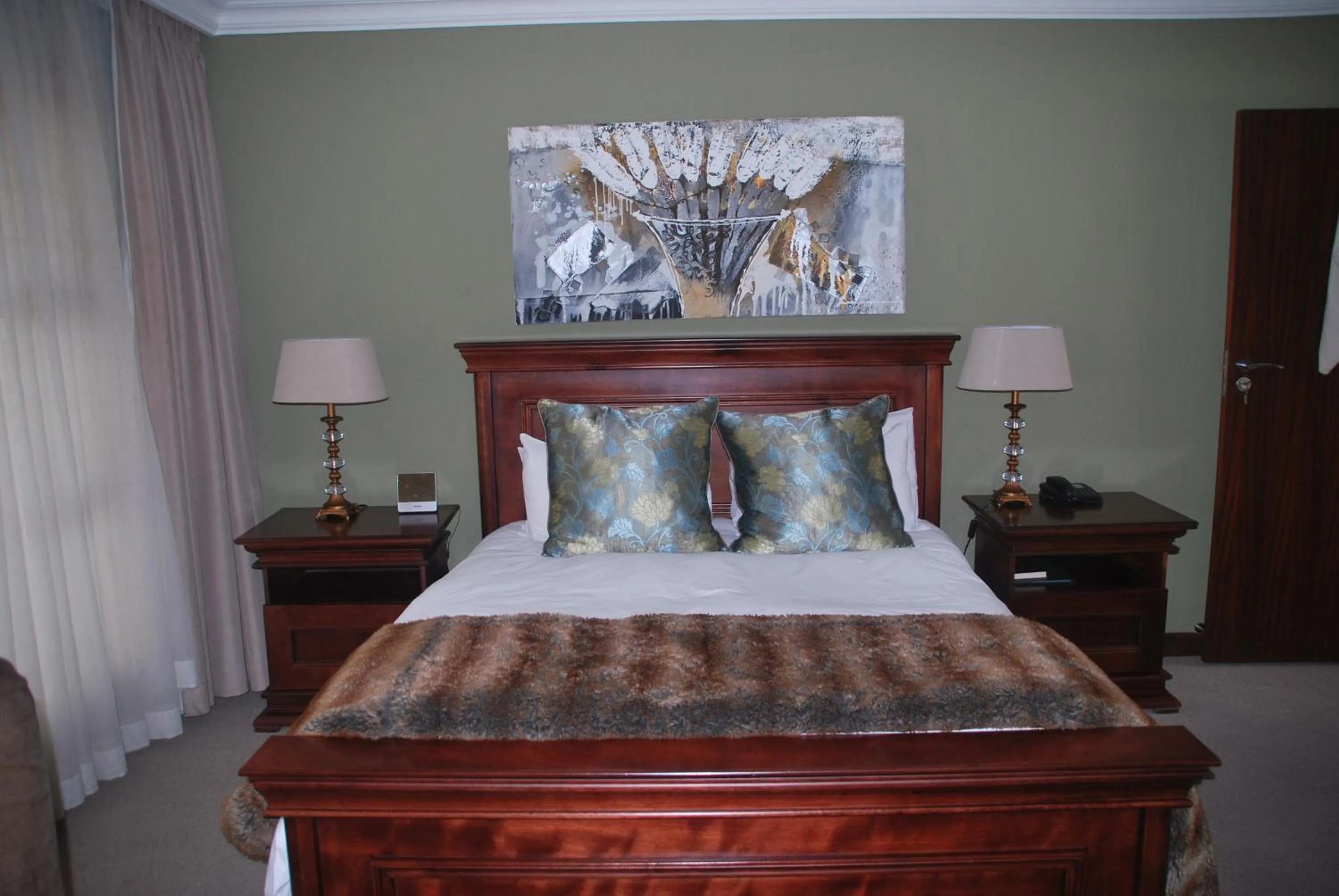 Photo of the whole room, Bed in Sunninghill Guest Lodges