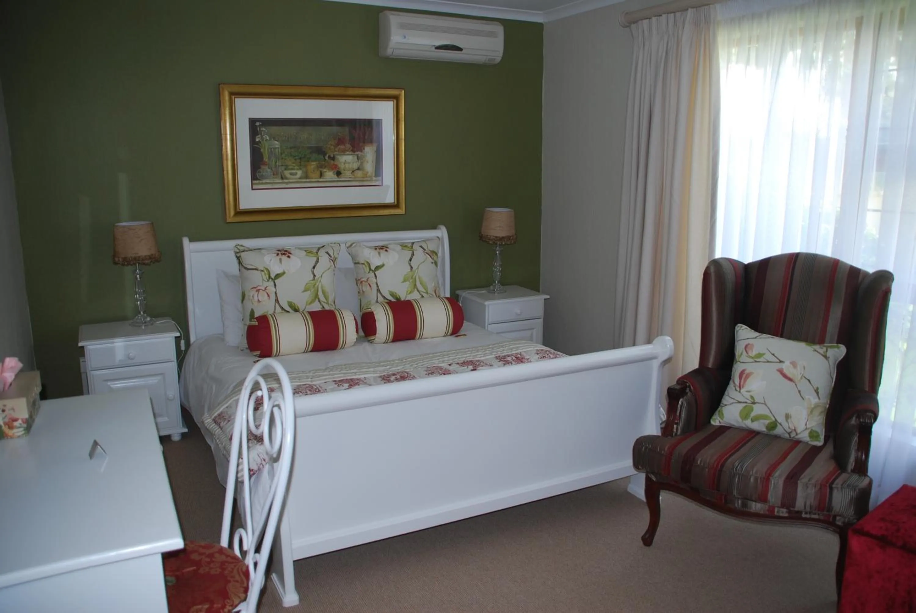 Photo of the whole room, Bed in Sunninghill Guest Lodges