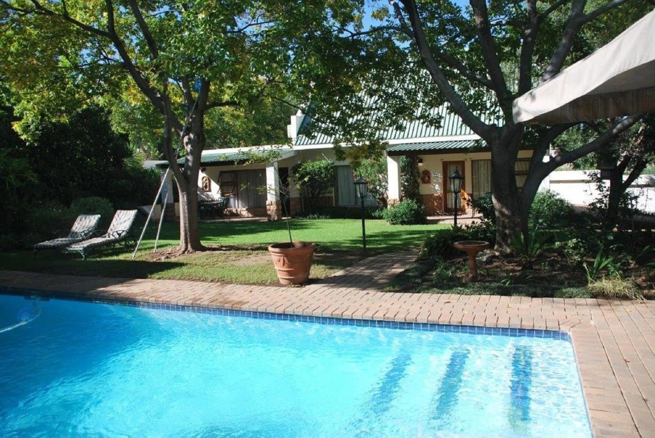 Swimming pool in Sunninghill Guest Lodges