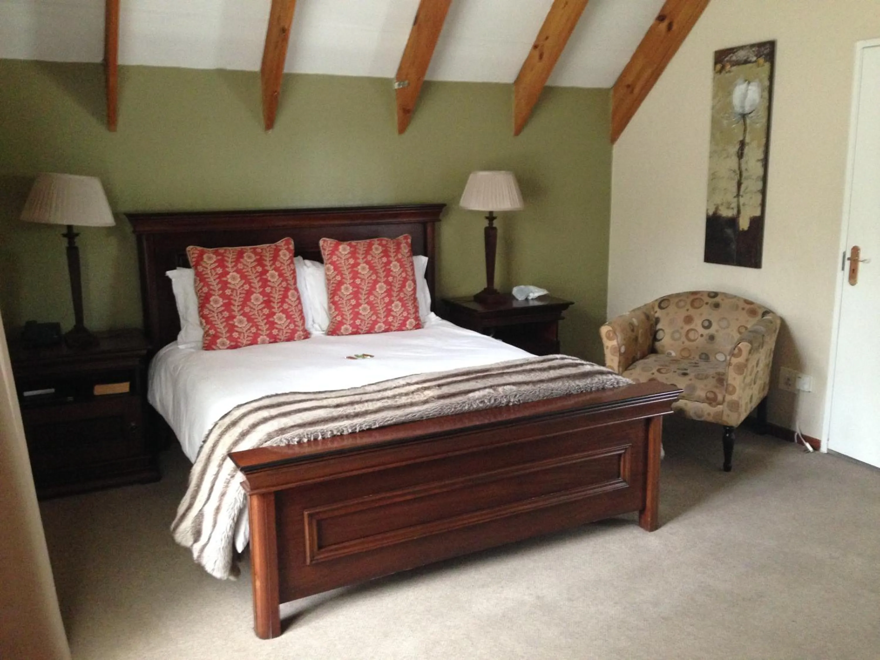 Photo of the whole room, Bed in Sunninghill Guest Lodges