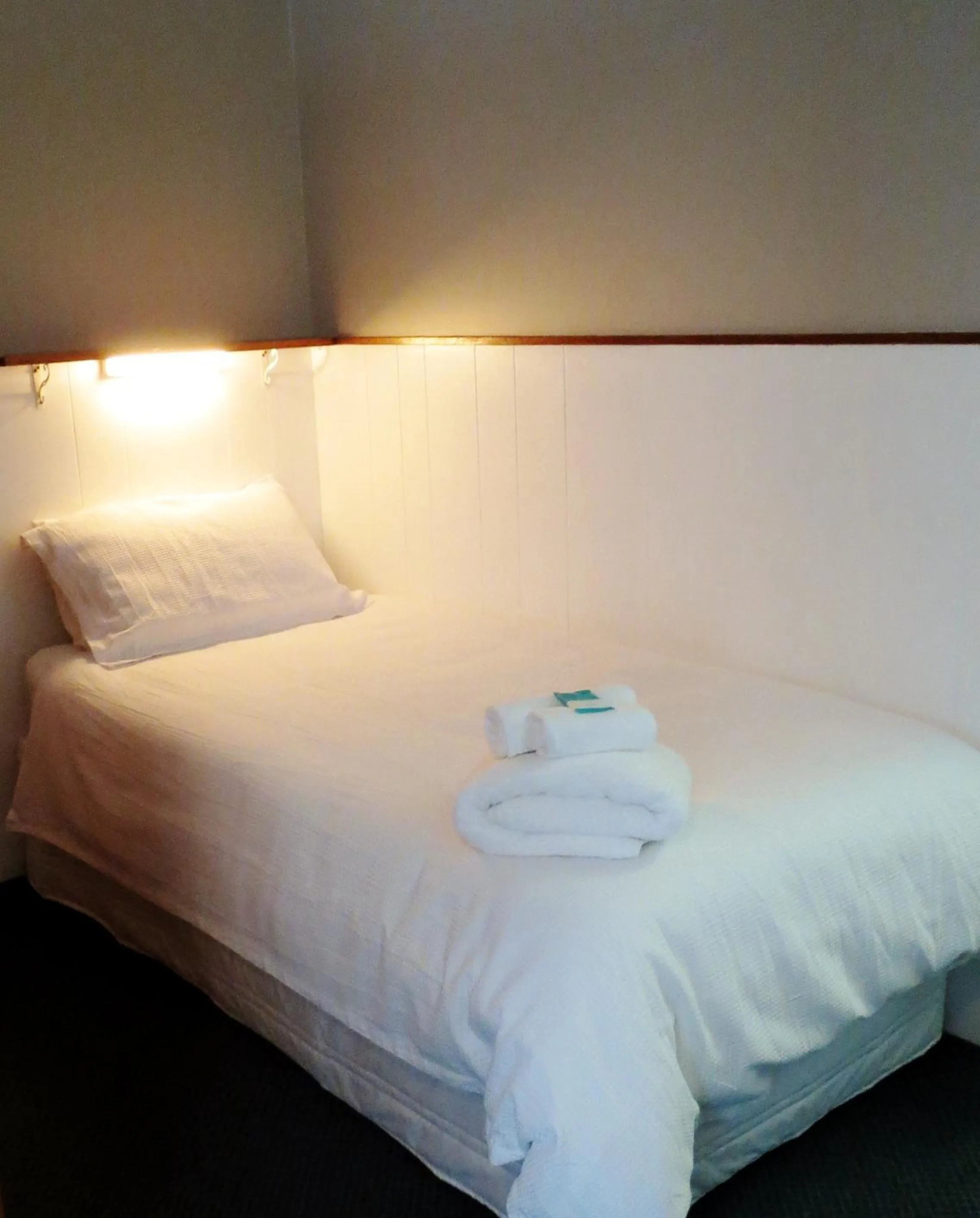 Bed in Stansbury Holiday Motel