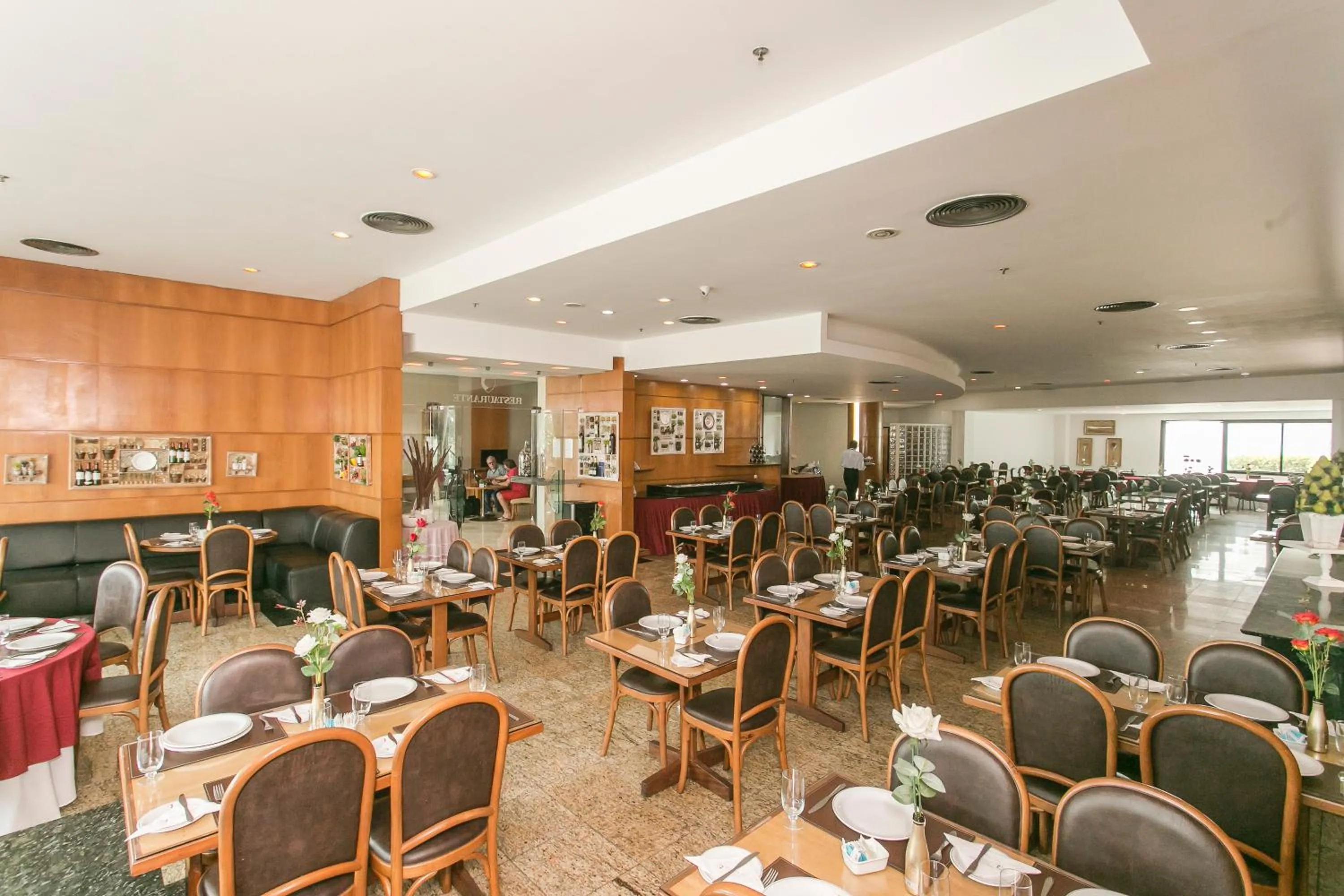 Restaurant/places to eat in Royalty Barra Hotel