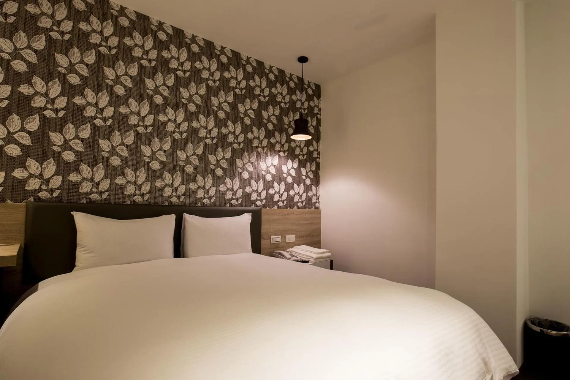 Bed in Queens Hotel II