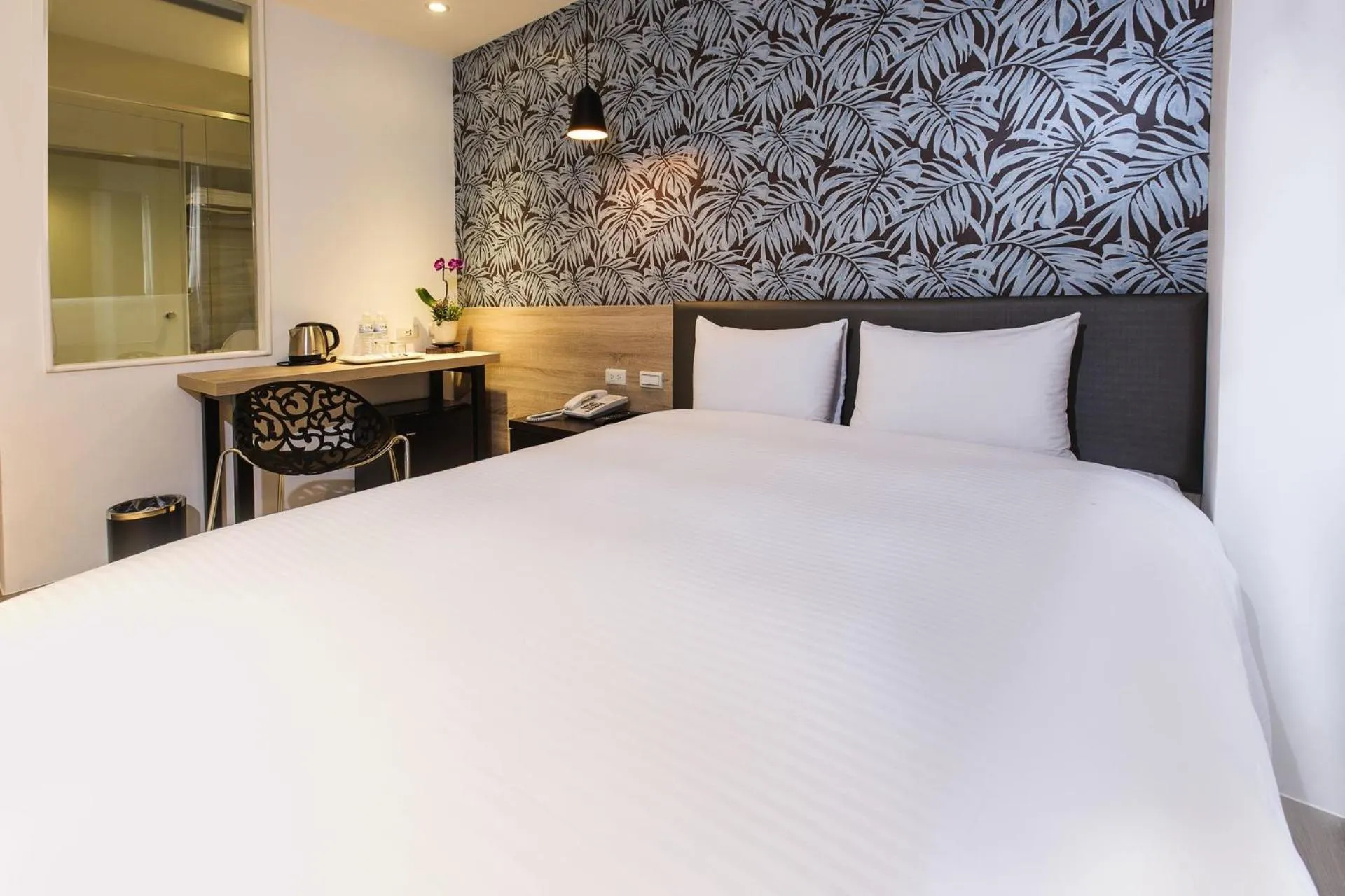 Photo of the whole room, Bed in Queens Hotel II