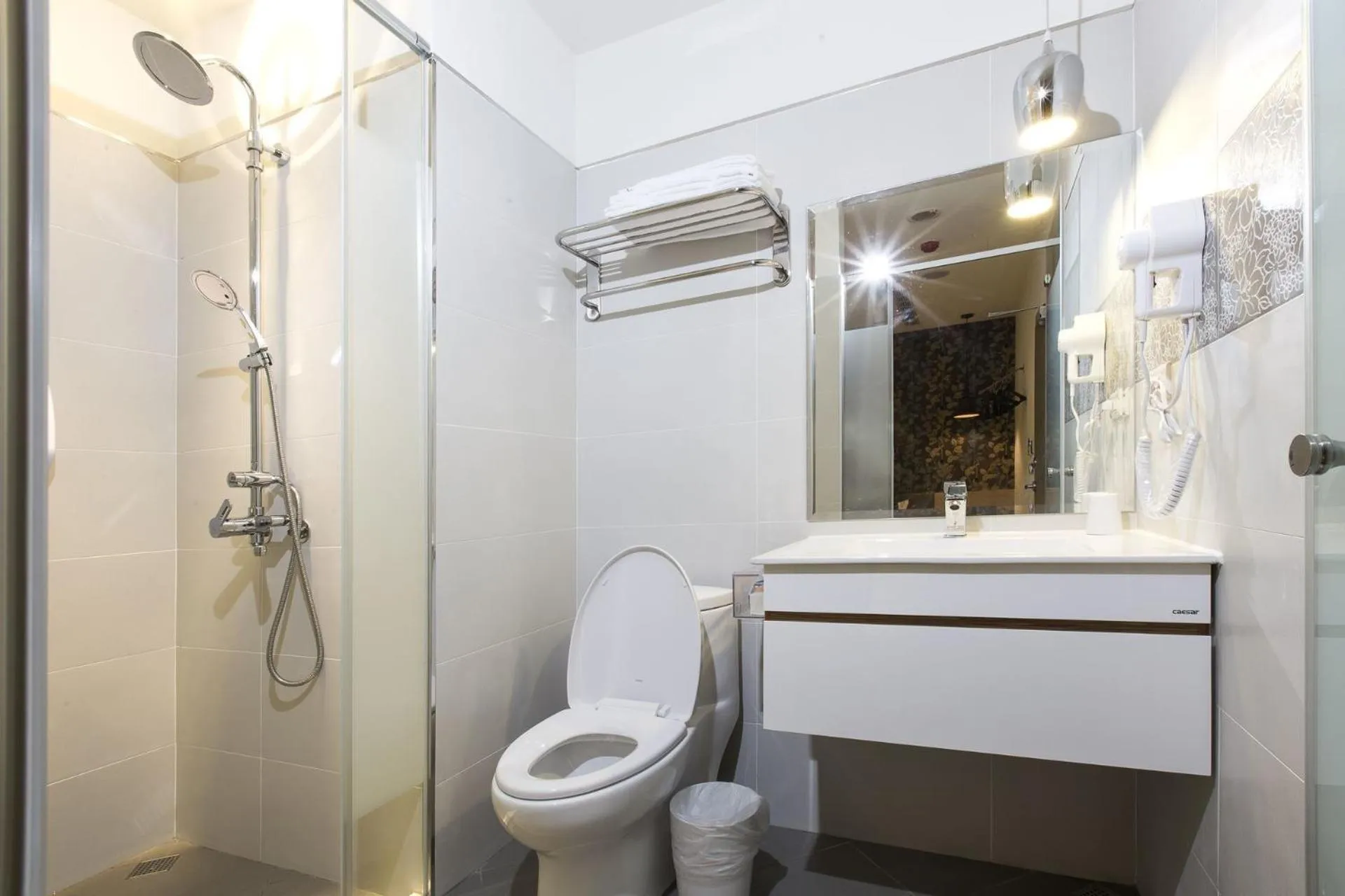 Bathroom in Queens Hotel II