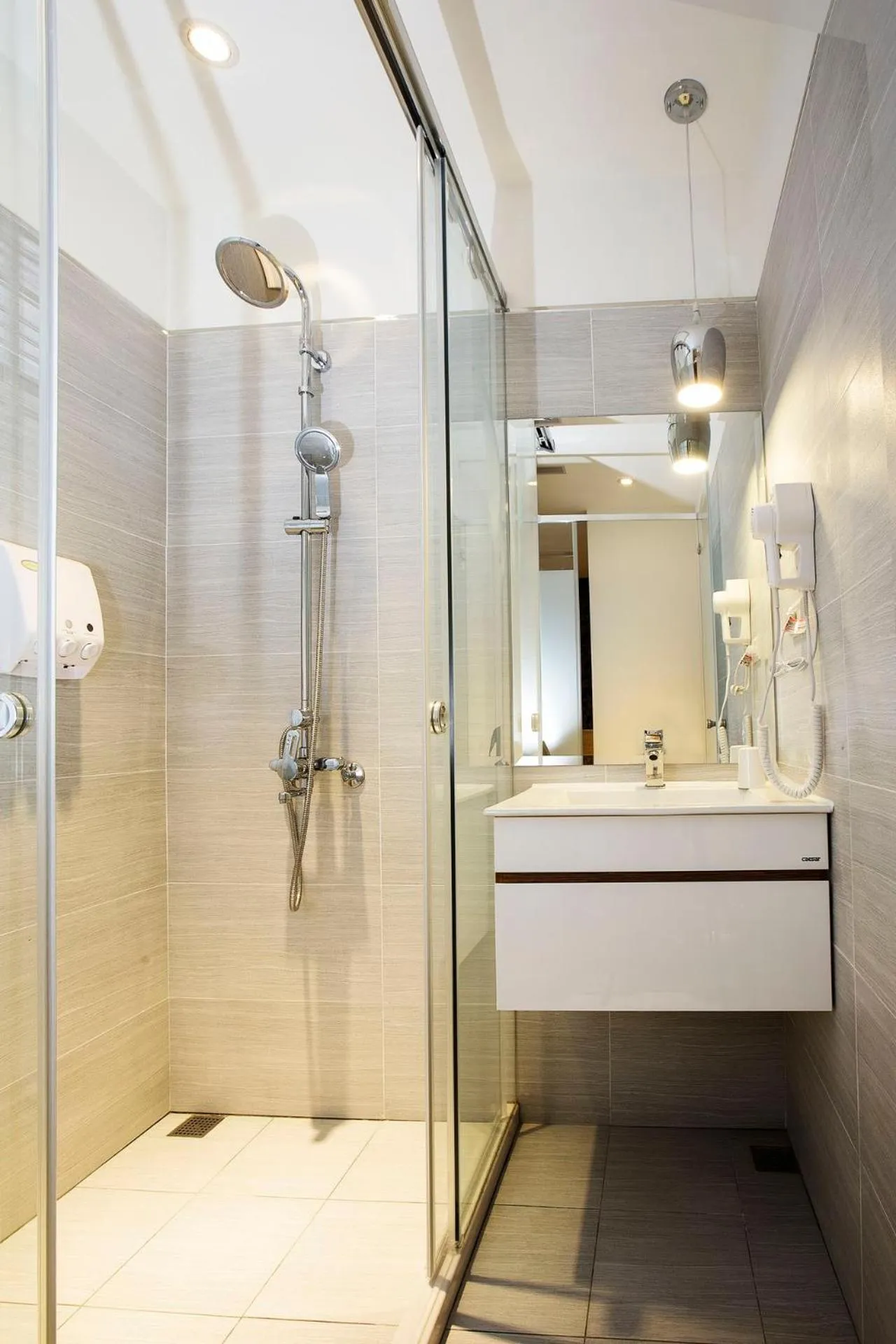 Shower in Queens Hotel II