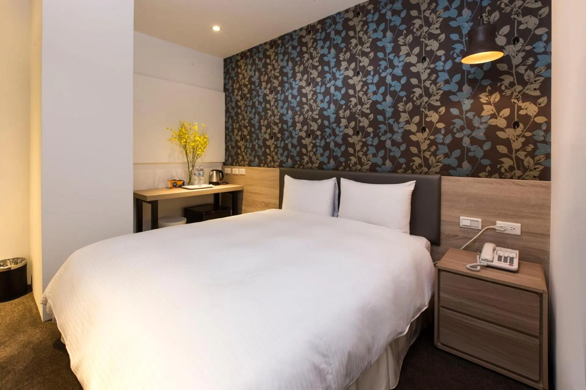 Bed in Queens Hotel II