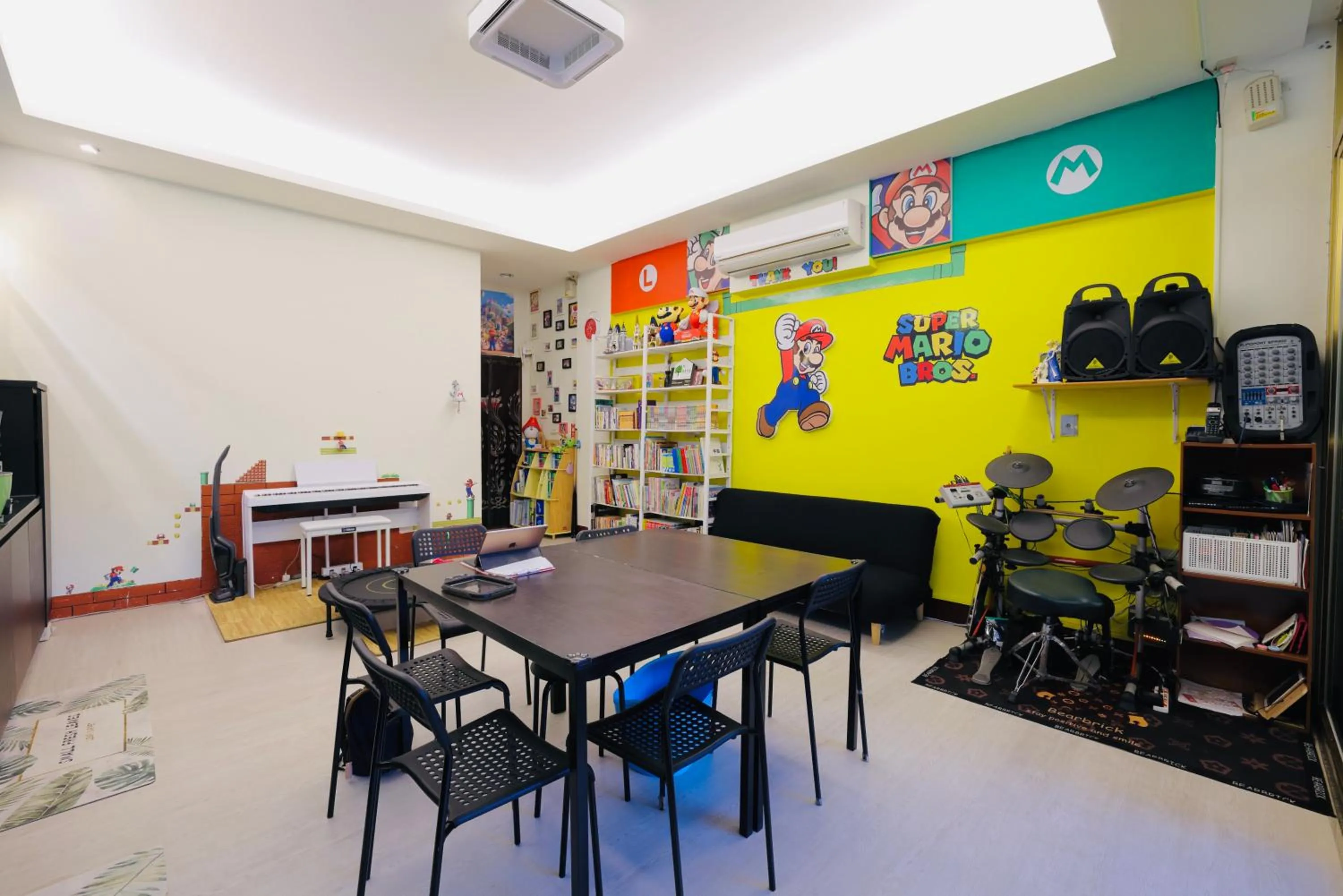 Library in Huadong Homestay