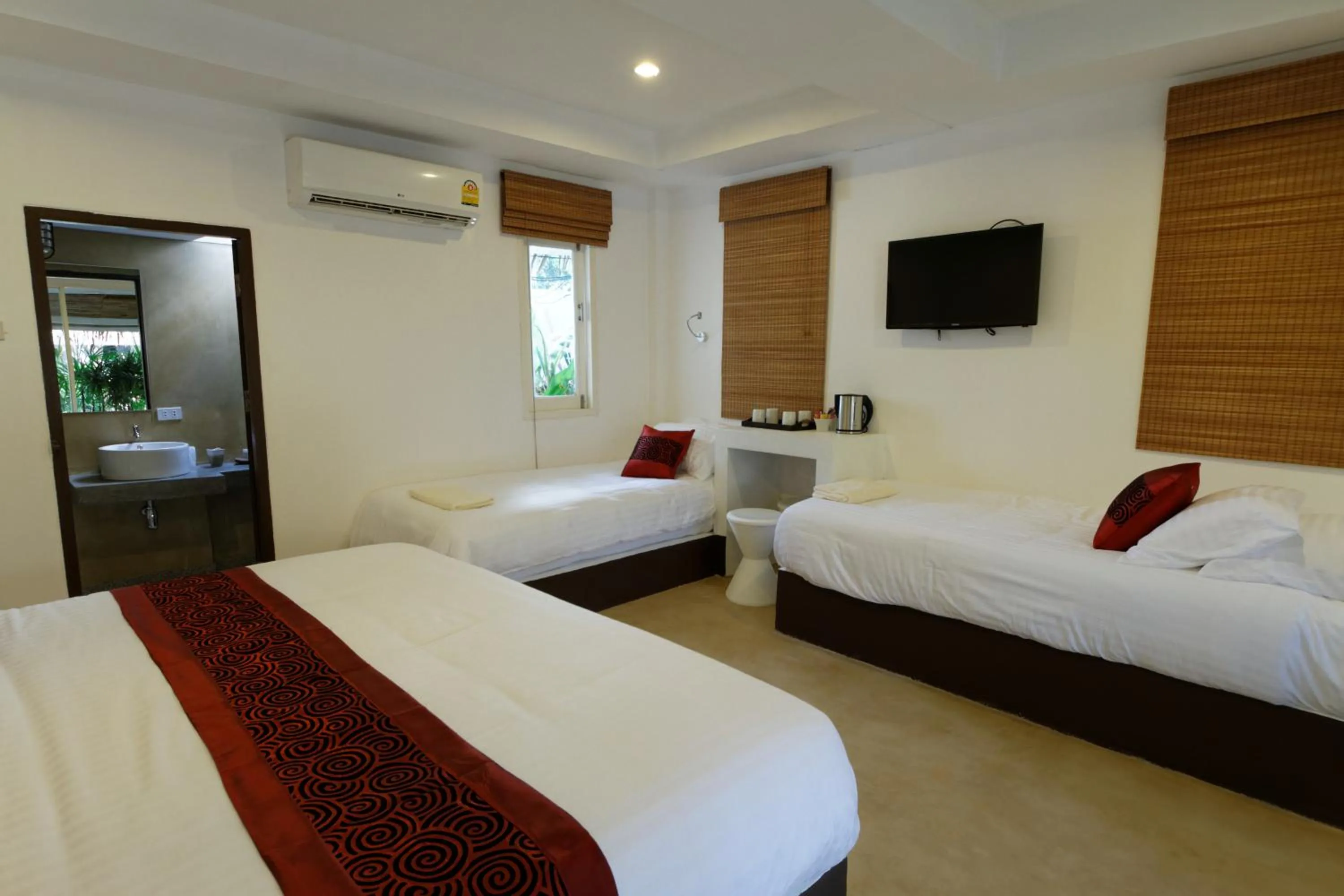 Bedroom, Bed in The White Cottage