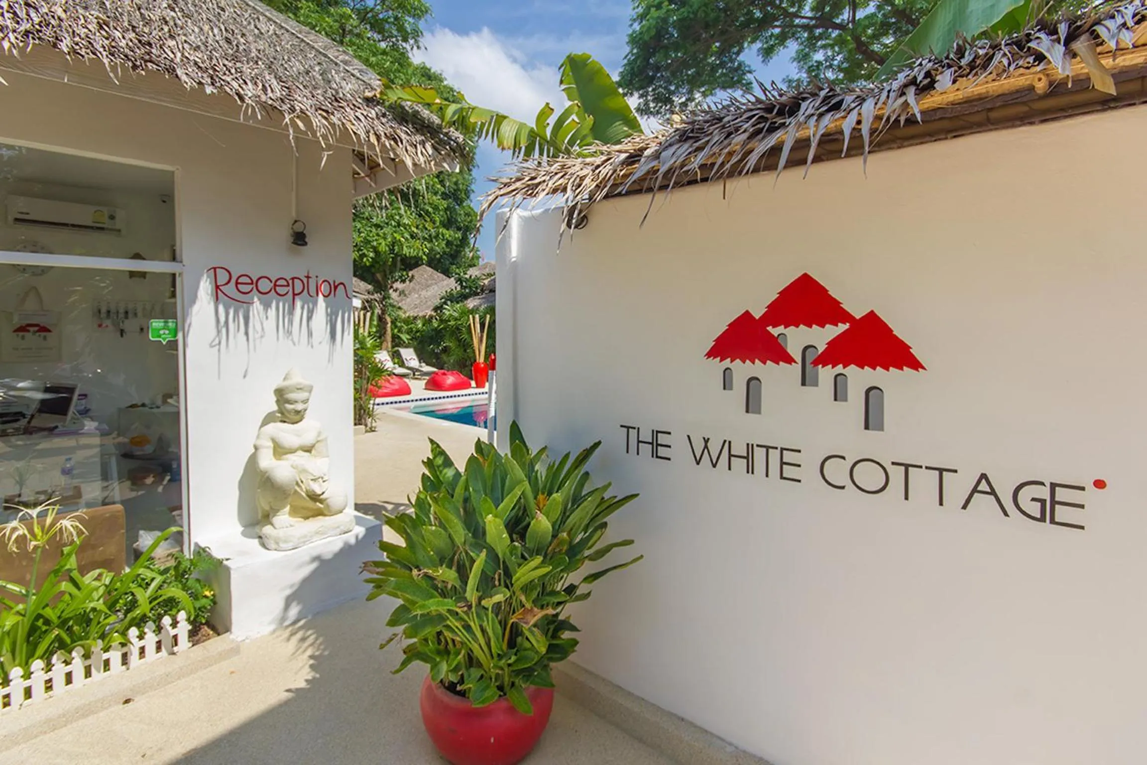 Facade/entrance in The White Cottage