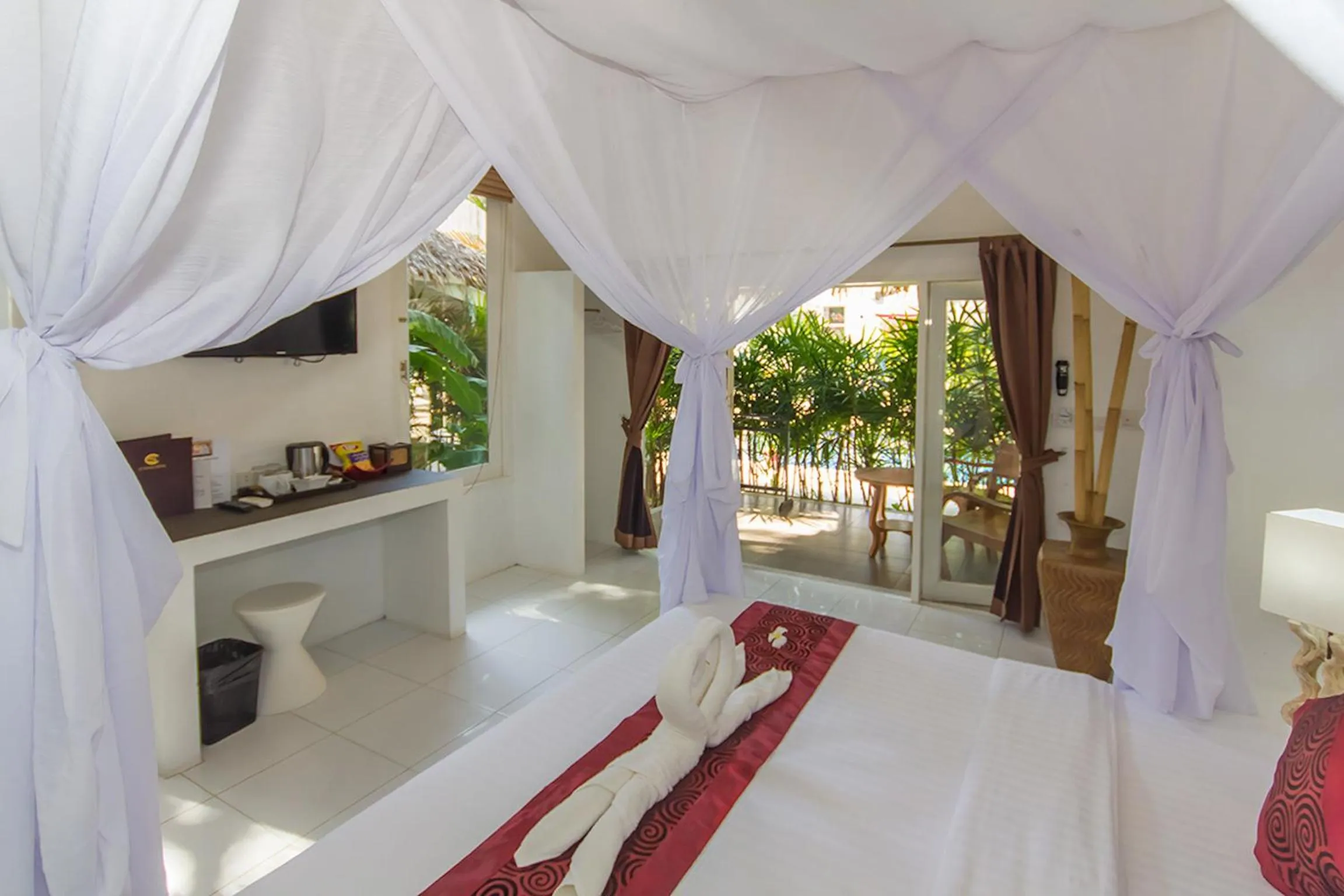 Photo of the whole room, Bed in The White Cottage