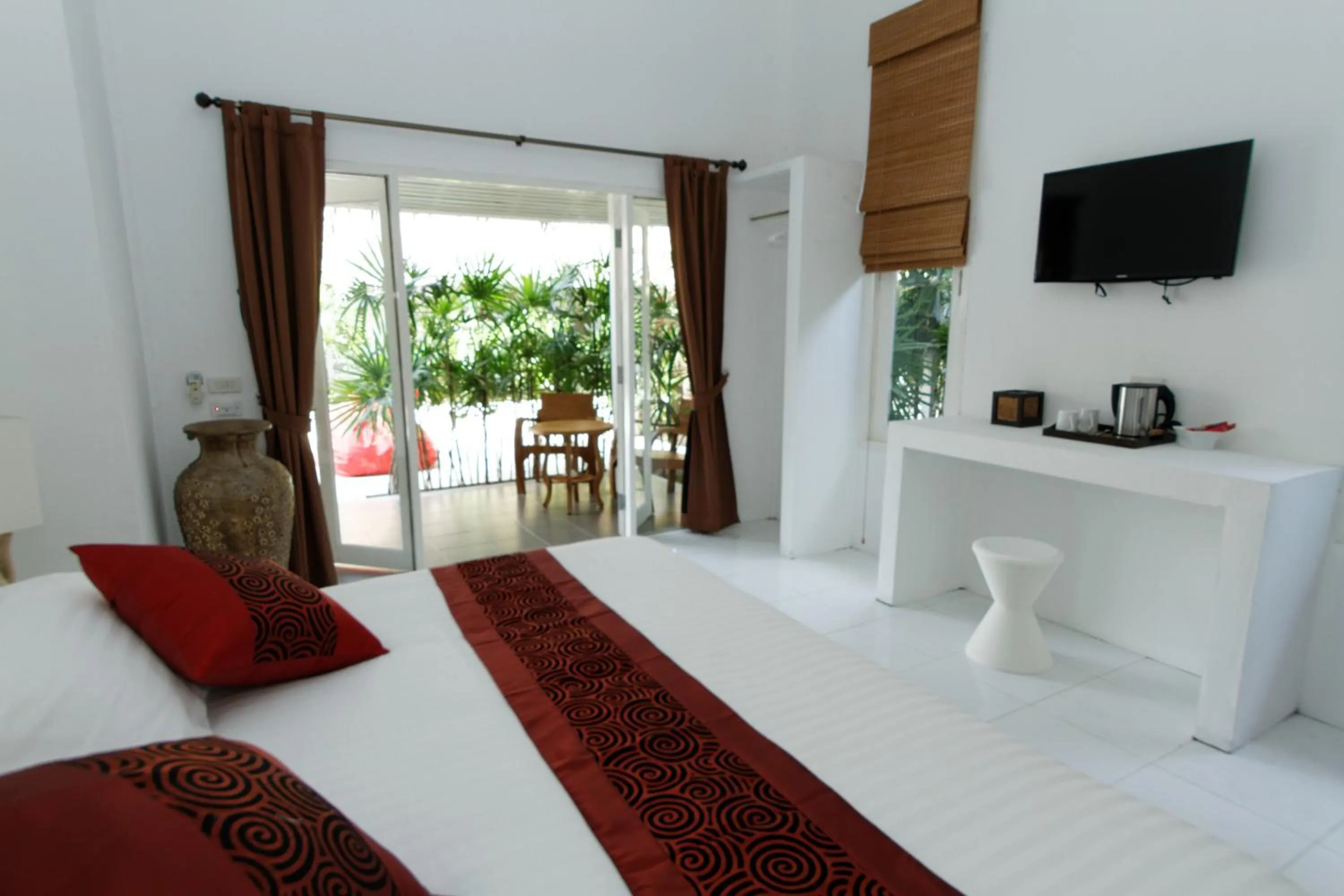 Coffee/tea facilities, Bed in The White Cottage