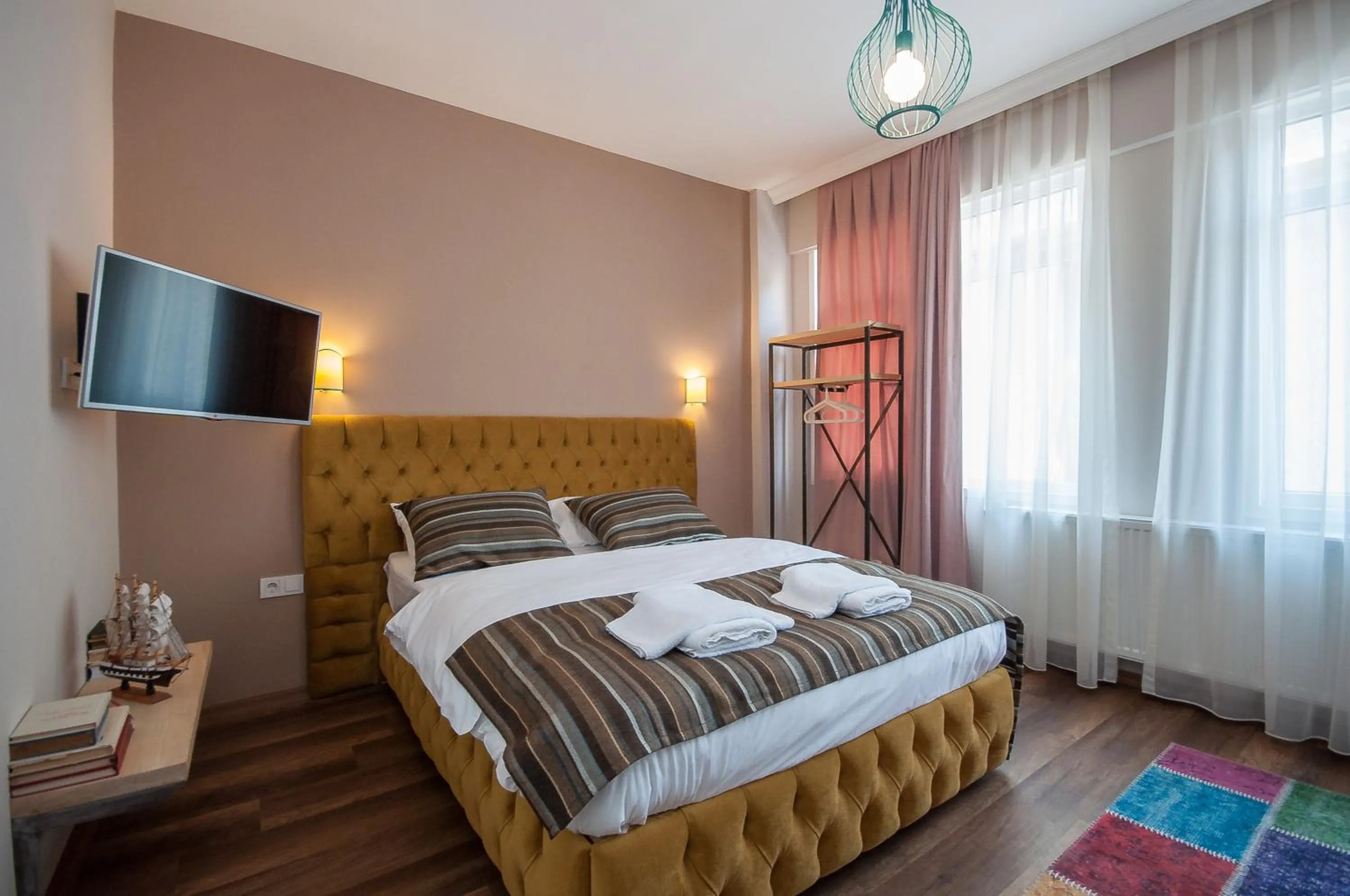 Day, Bed in Newway Apartments