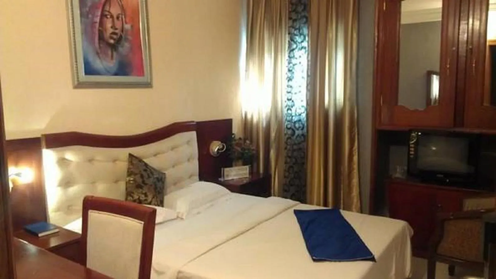 Bed in Sun Beach Hôtel