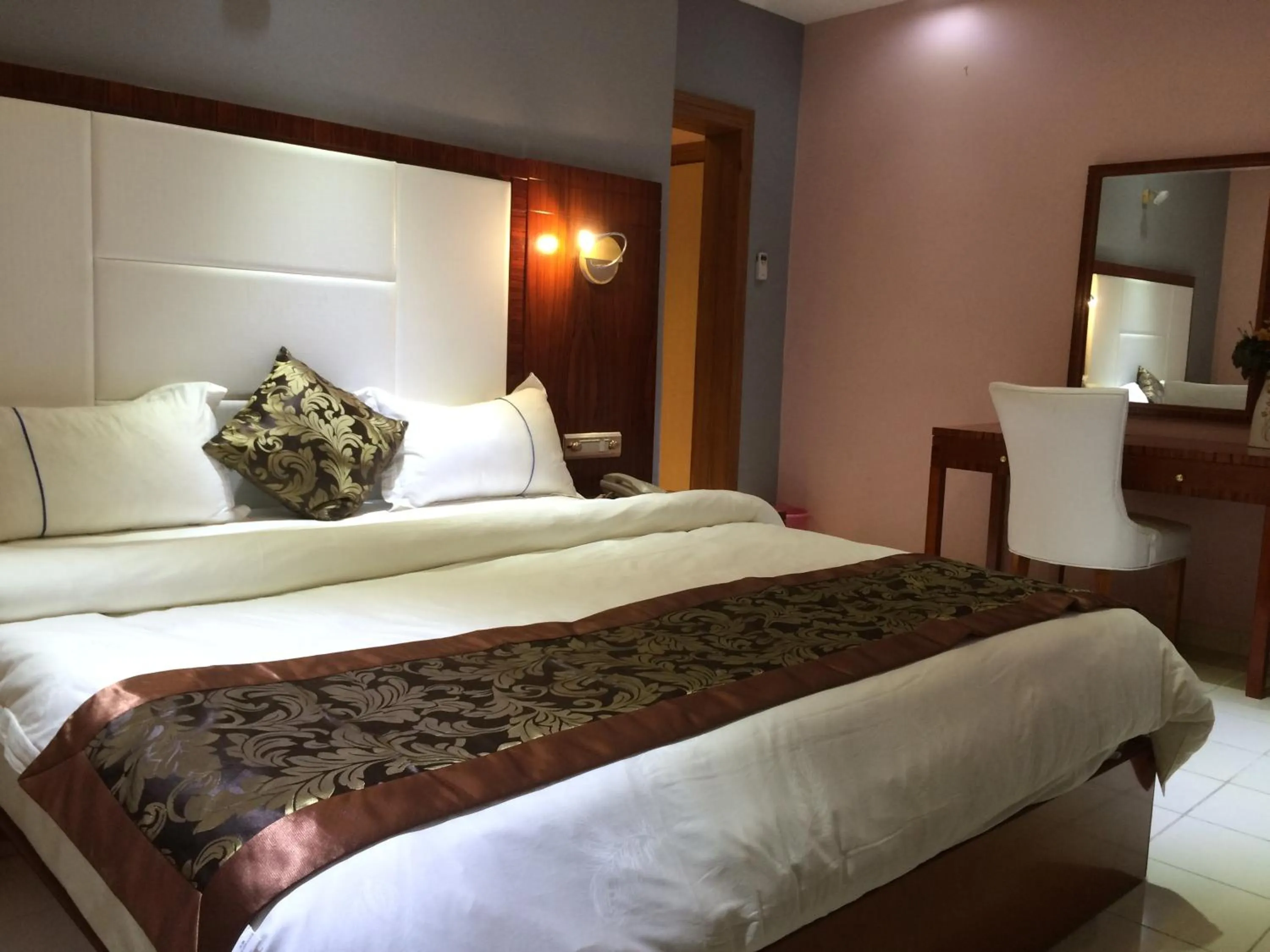 Bedroom, Bed in Sun Beach Hôtel