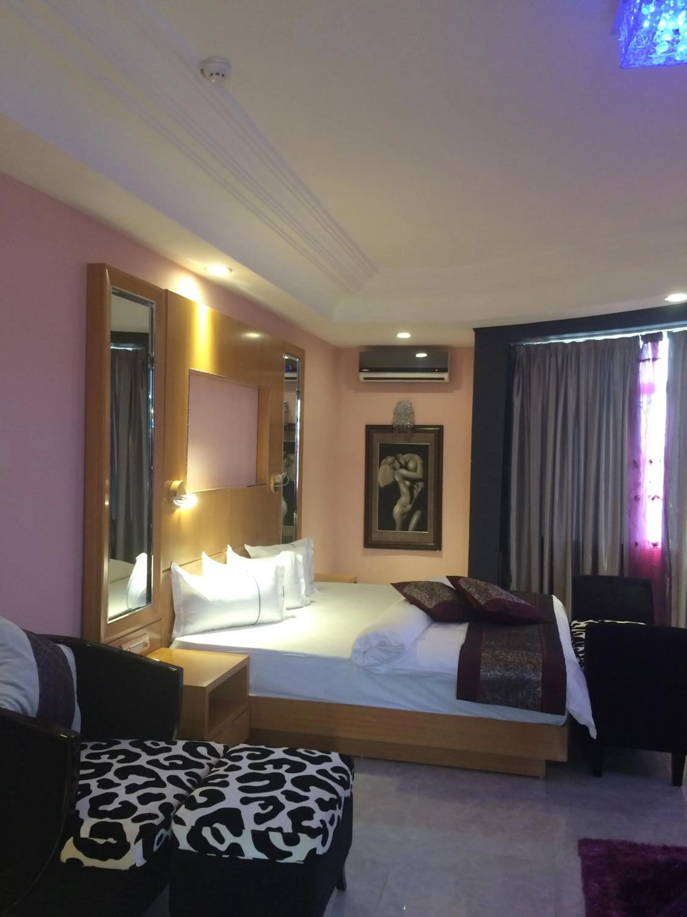 Living room, Bed in Sun Beach Hôtel