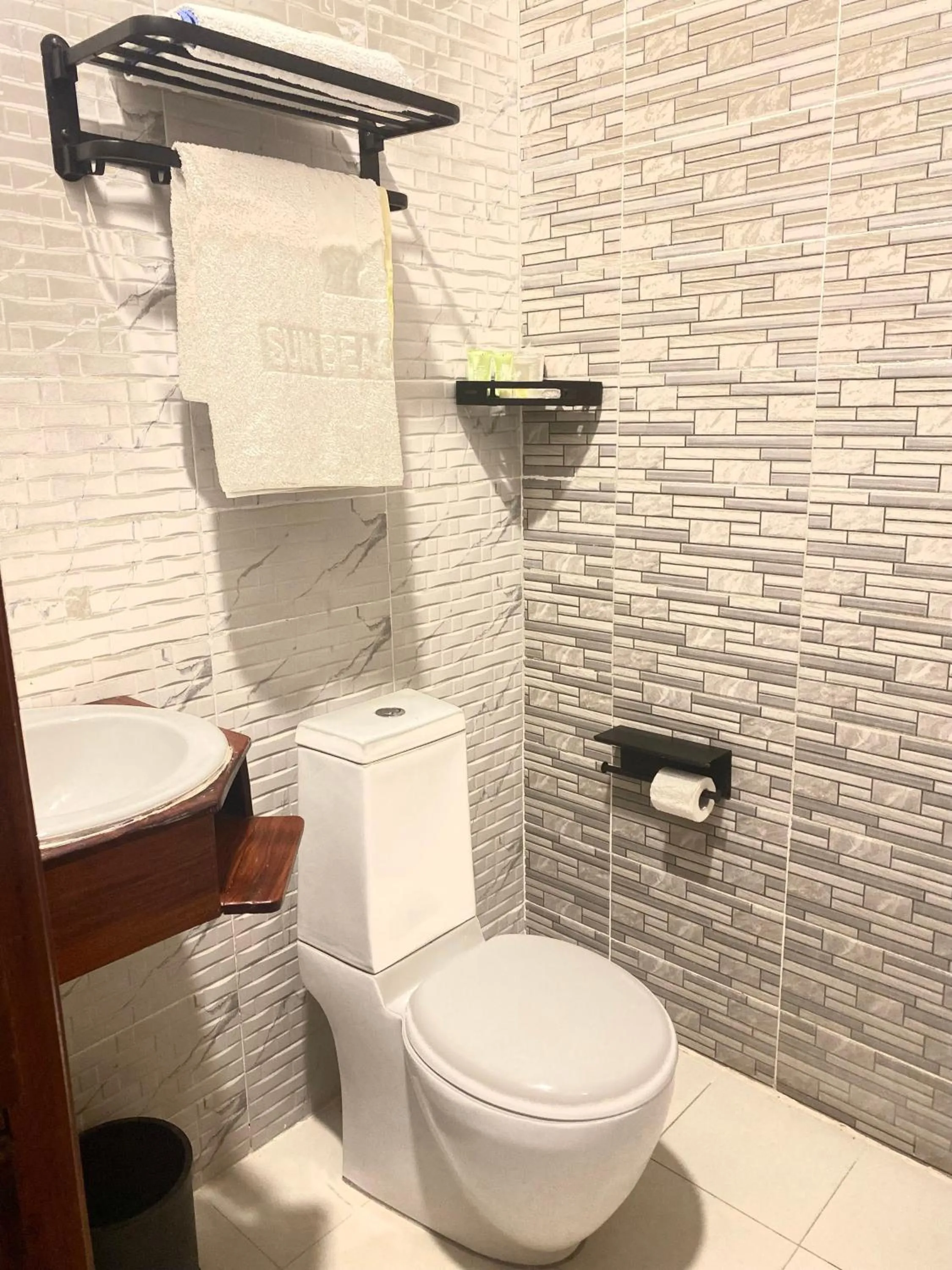 Shower in Sun Beach Hôtel