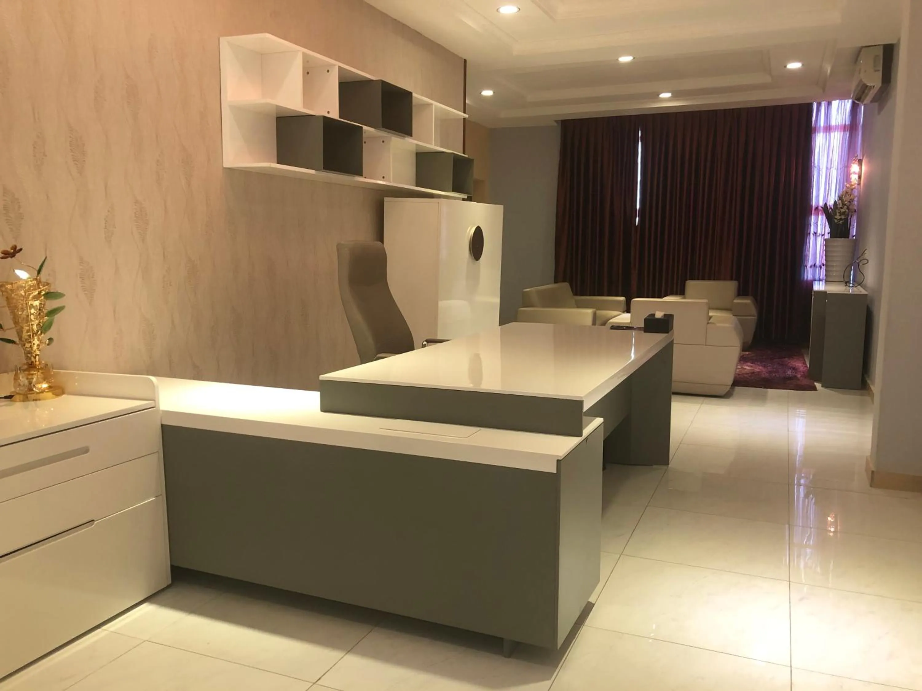 Communal lounge/ TV room in Sun Beach Hôtel