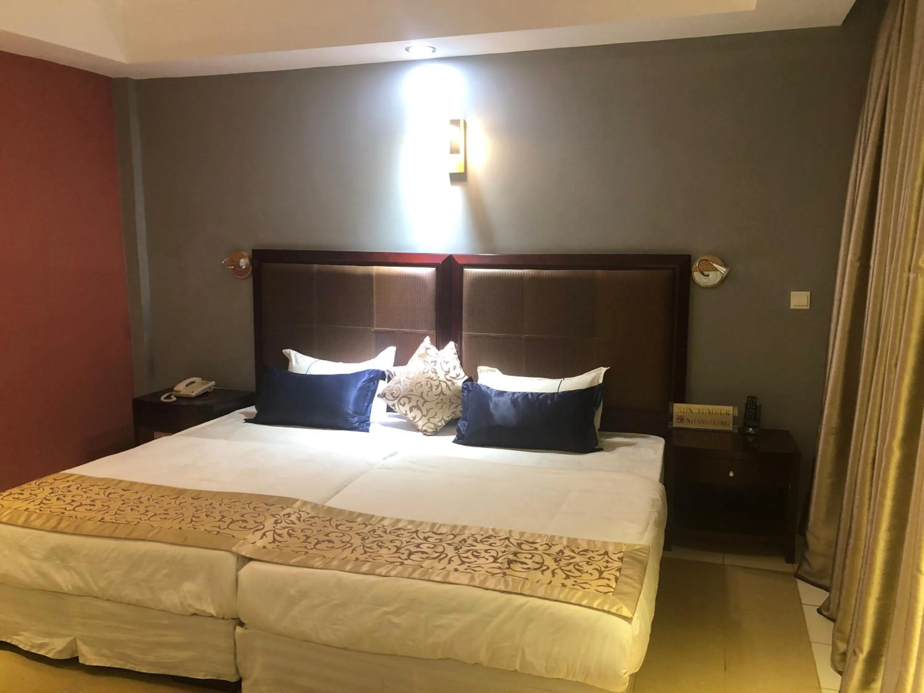 Bedroom, Bed in Sun Beach Hôtel