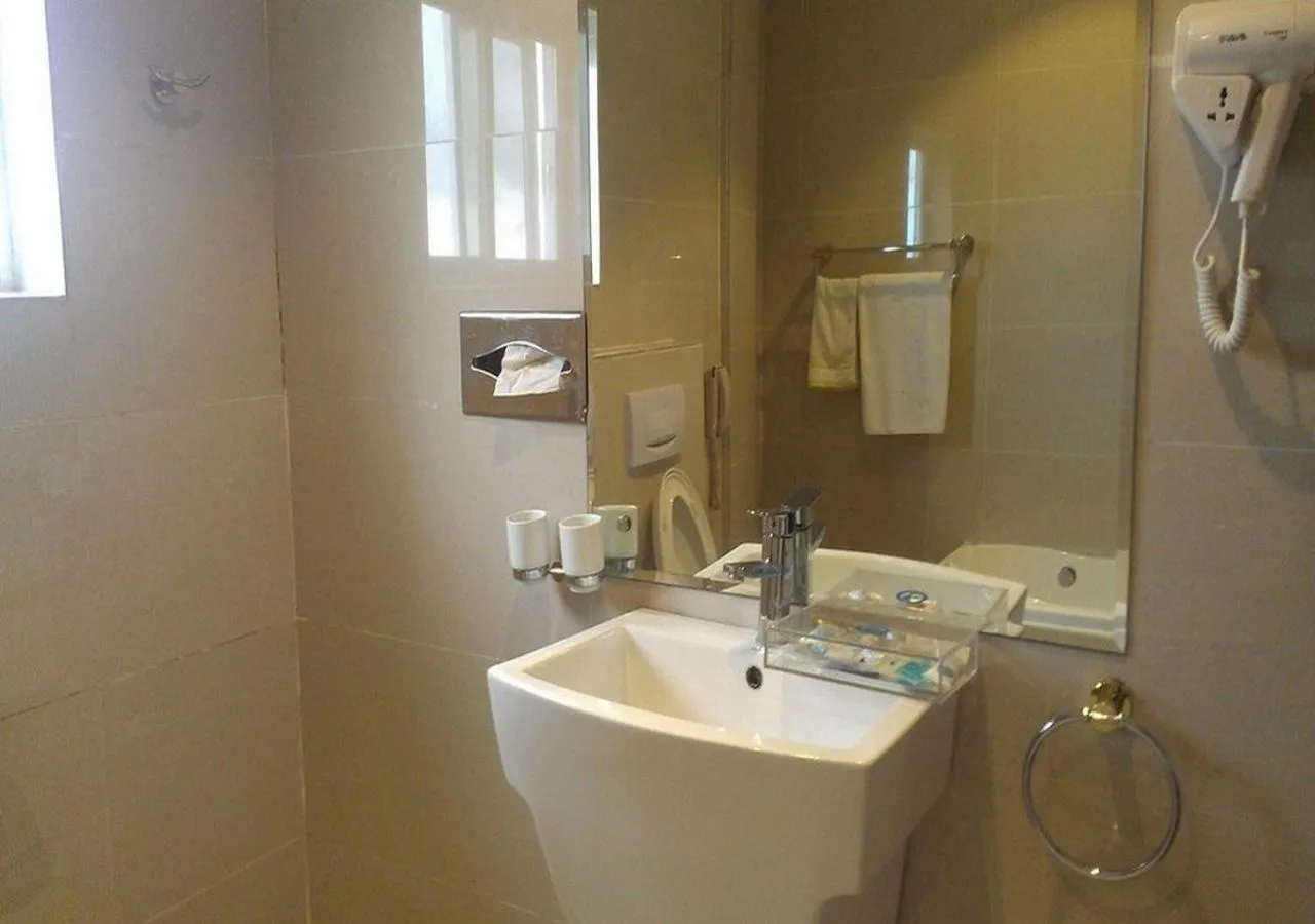 Shower in Sun Beach Hôtel