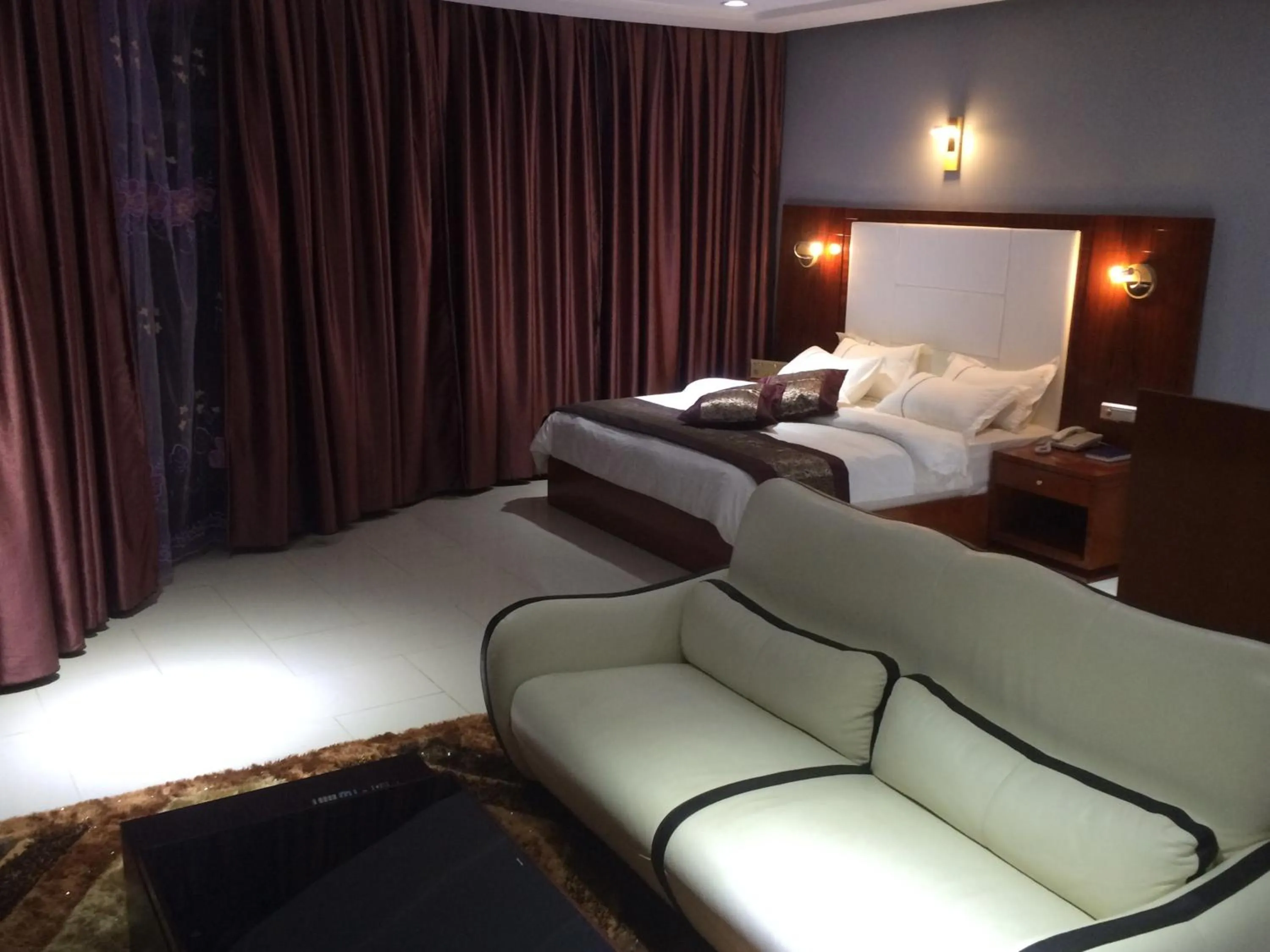 Living room, Bed in Sun Beach Hôtel