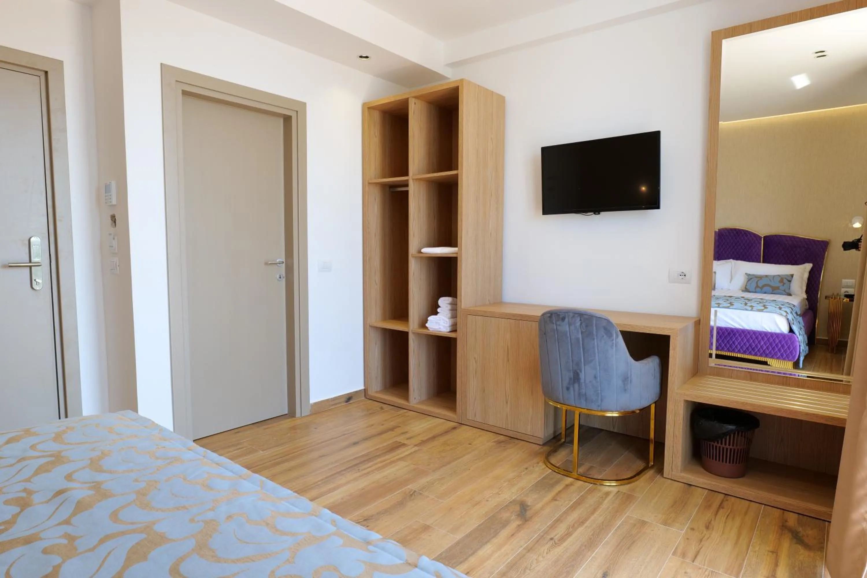 TV and multimedia, Bed in Bora Bora Hotel Ksamil