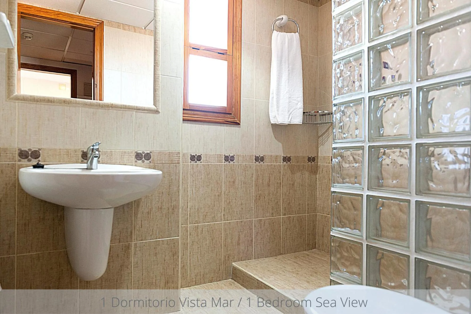 Shower in Apartamentos La Era Park