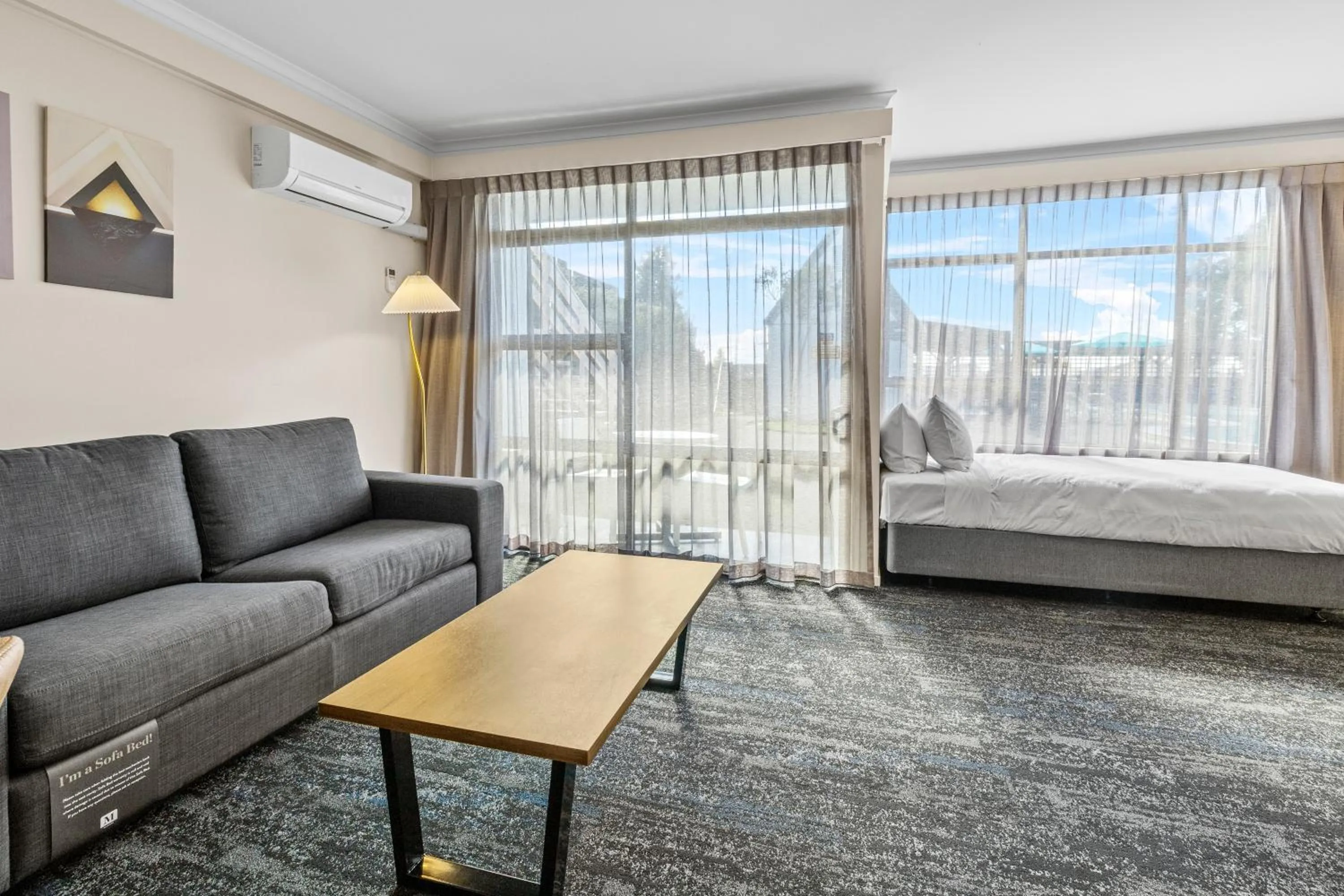 Living room, Bed in Imperial Hotel Rotorua