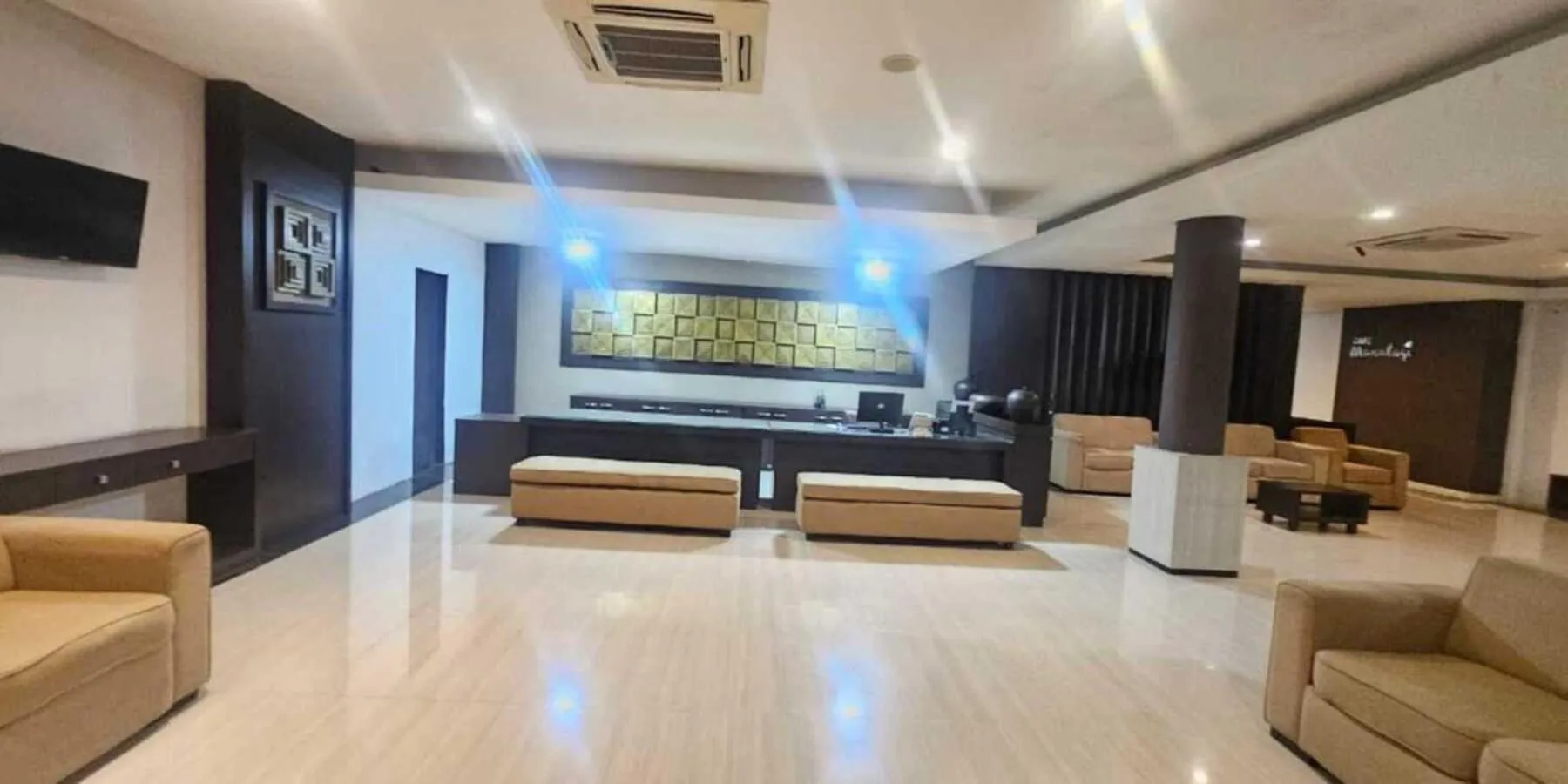 Lobby or reception in Grage Hotel Malang by TOS