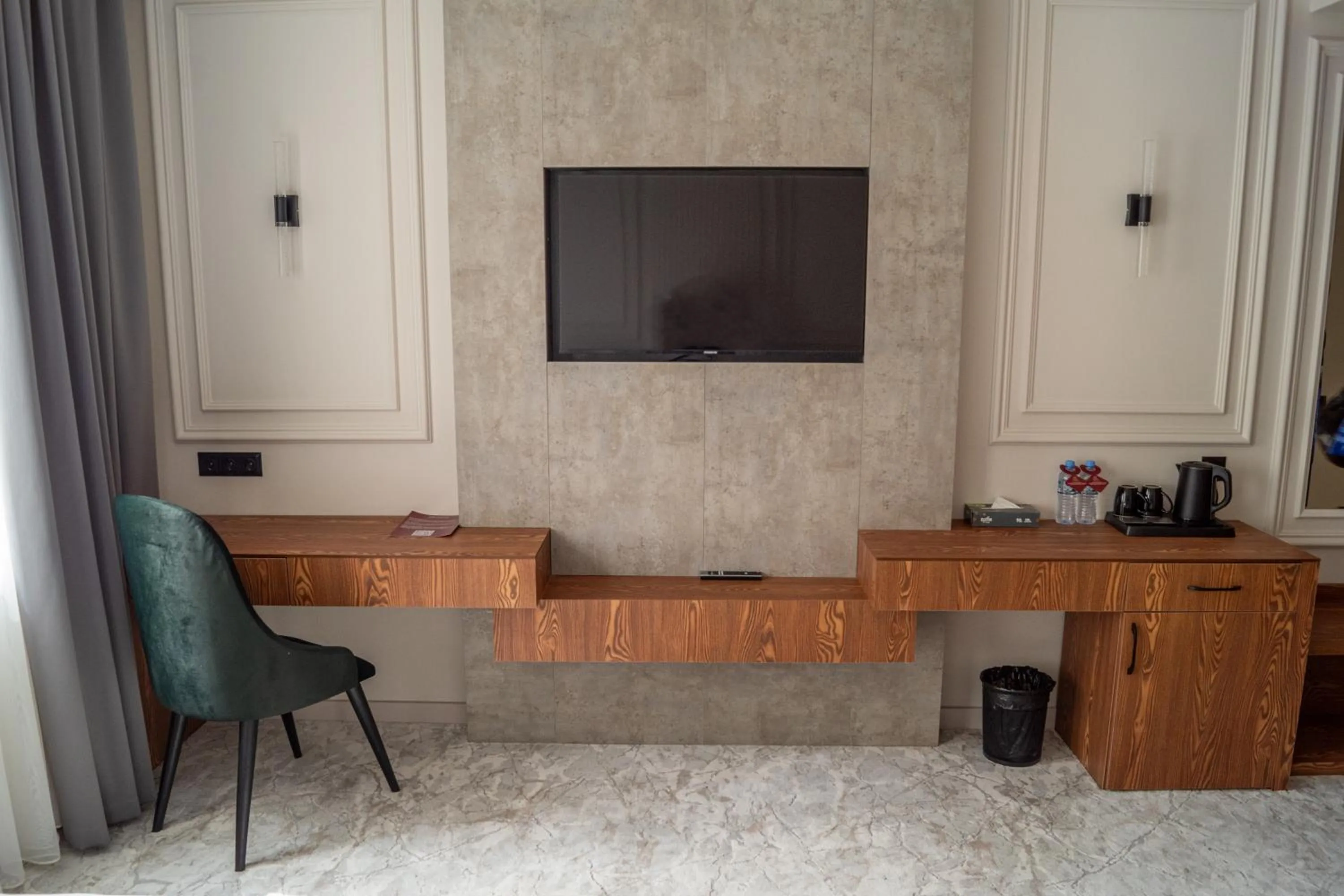 TV and multimedia in Meridian Plaza by Reikartz