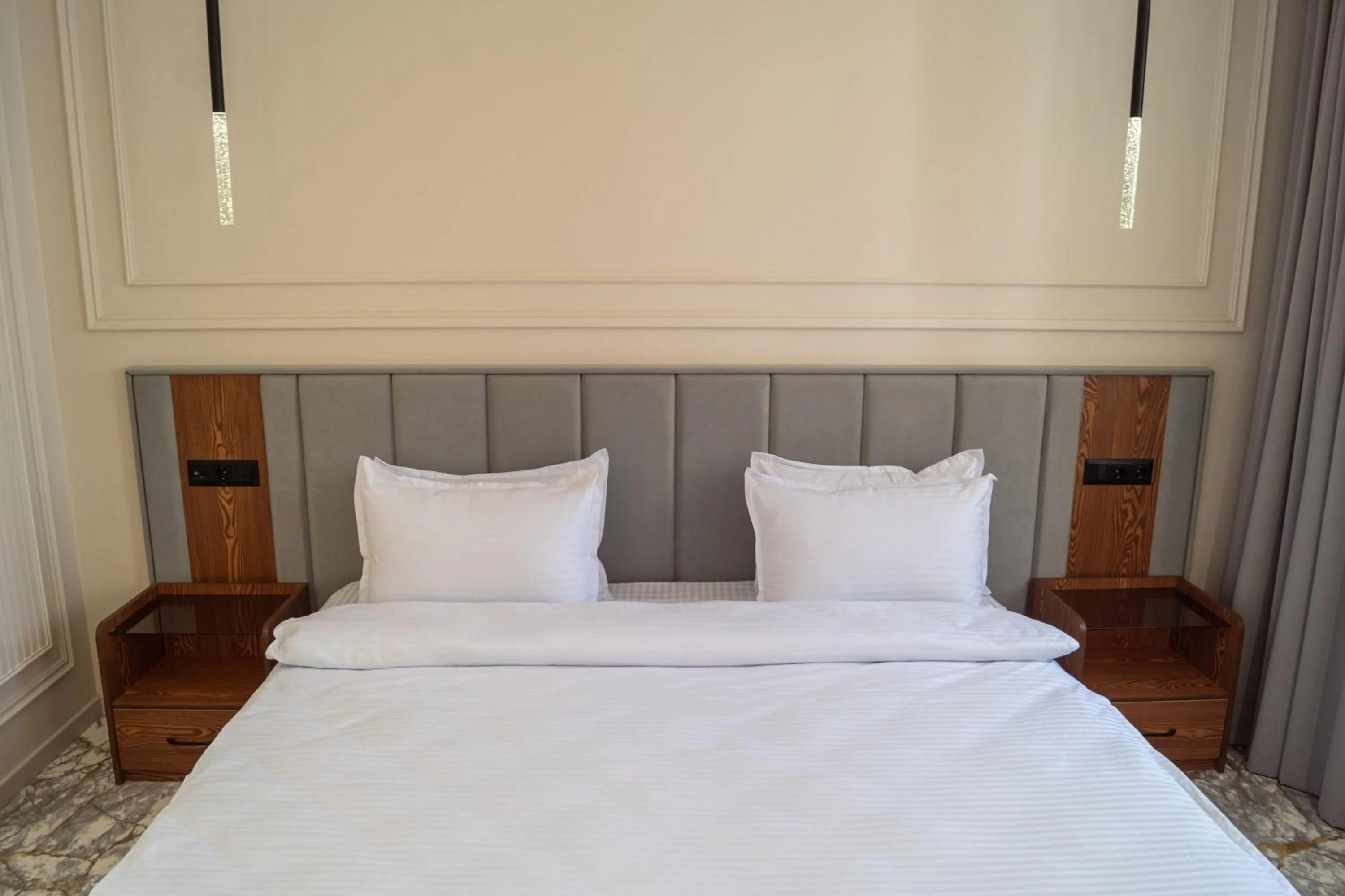 Bed in Meridian Plaza by Reikartz