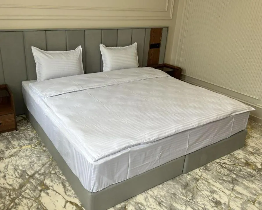 Bed in Meridian Plaza by Reikartz