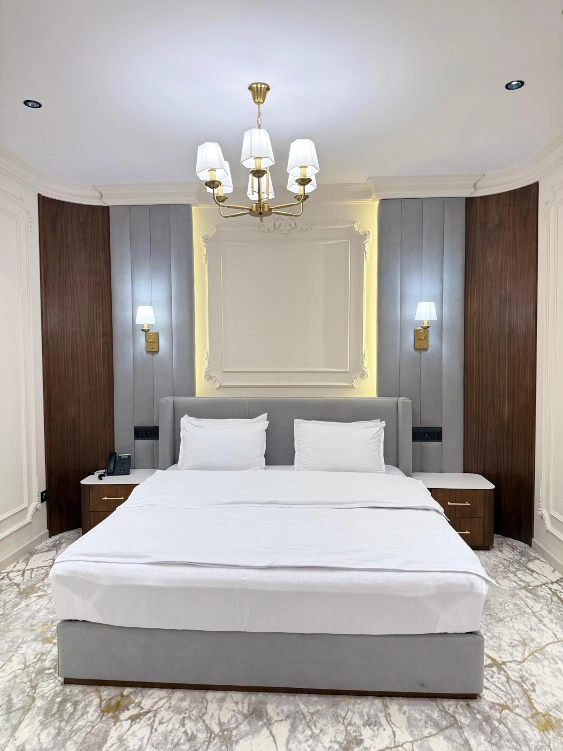 Bed in Meridian Plaza by Reikartz