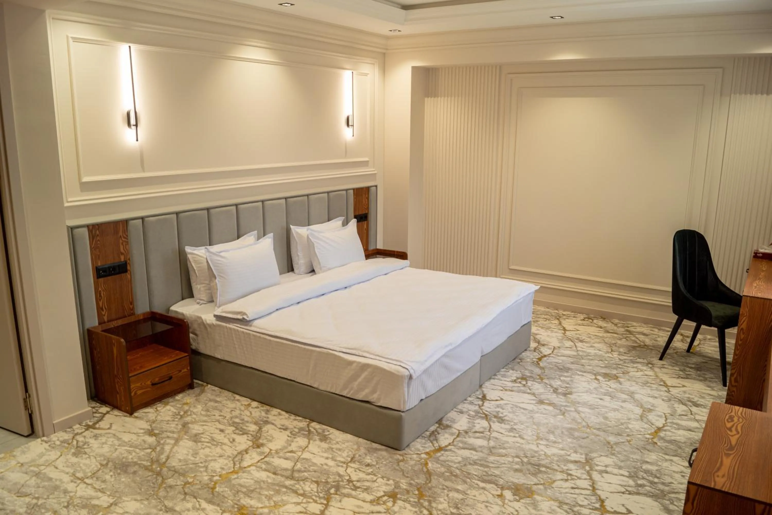 Photo of the whole room, Bed in Meridian Plaza by Reikartz