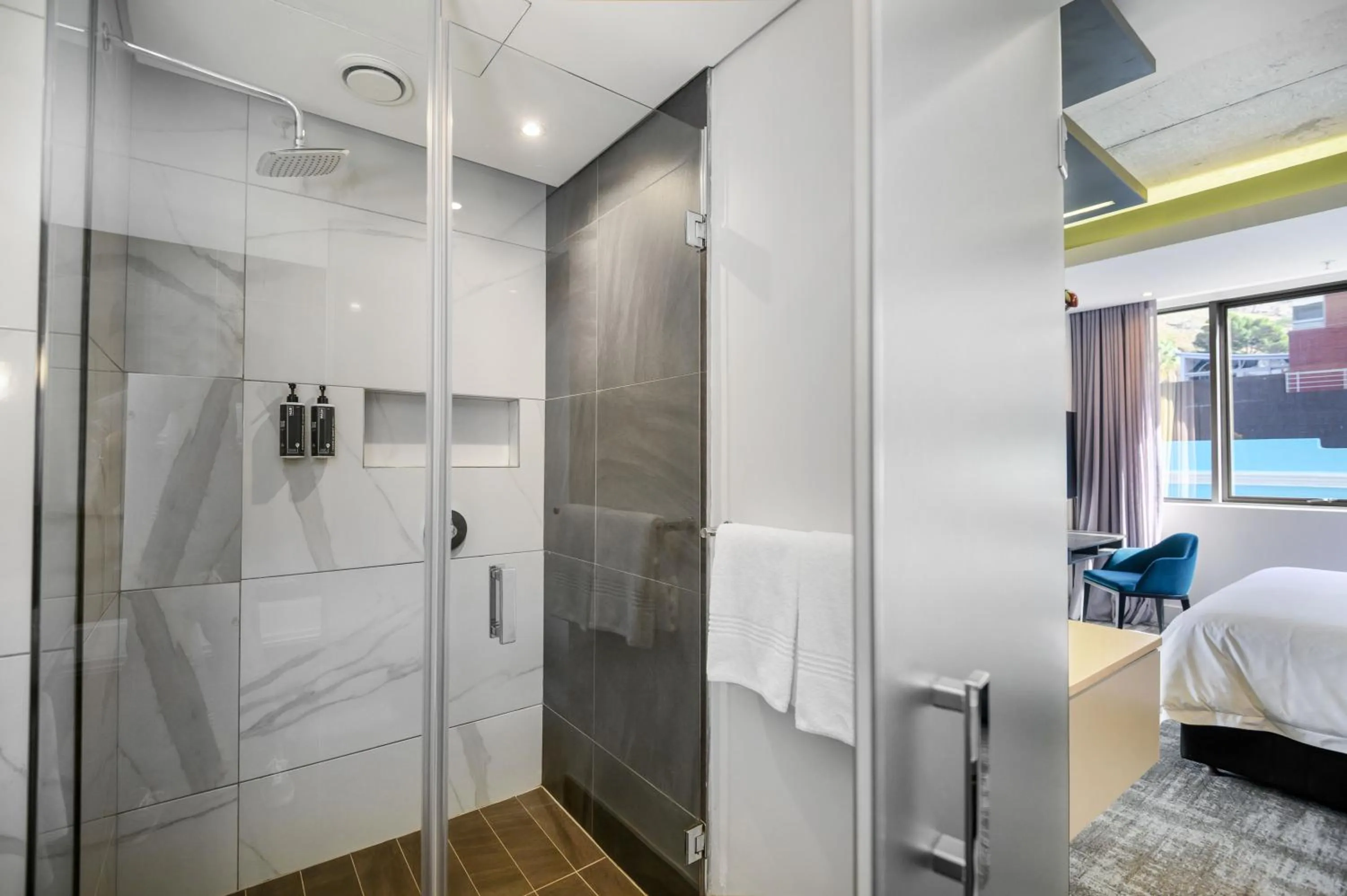 Shower, Bed in The Capital Mirage