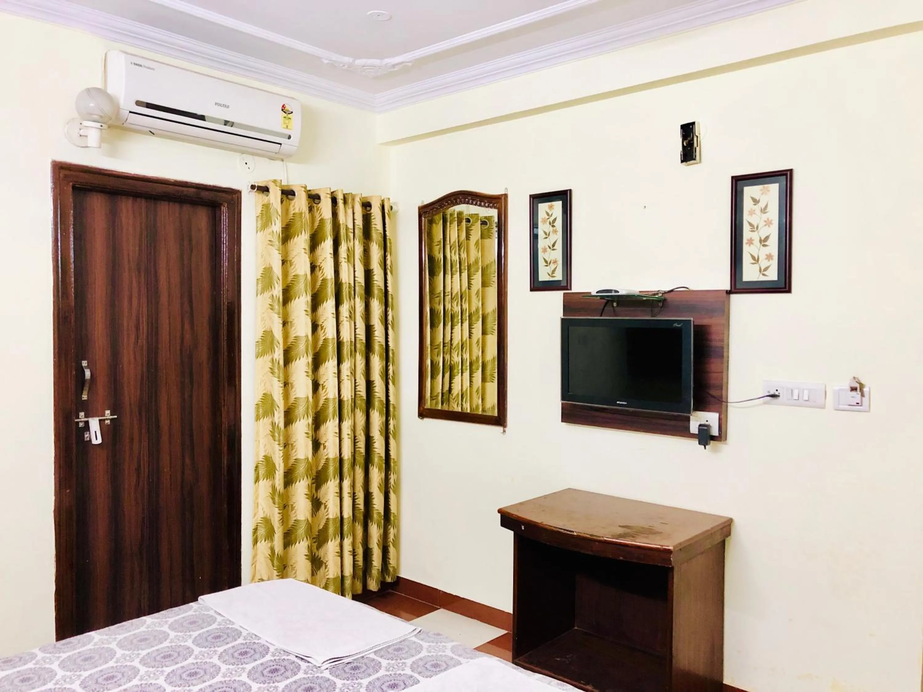 Communal lounge/ TV room, Bed in Hotel Classic Inn Near Jaipur Railway Station