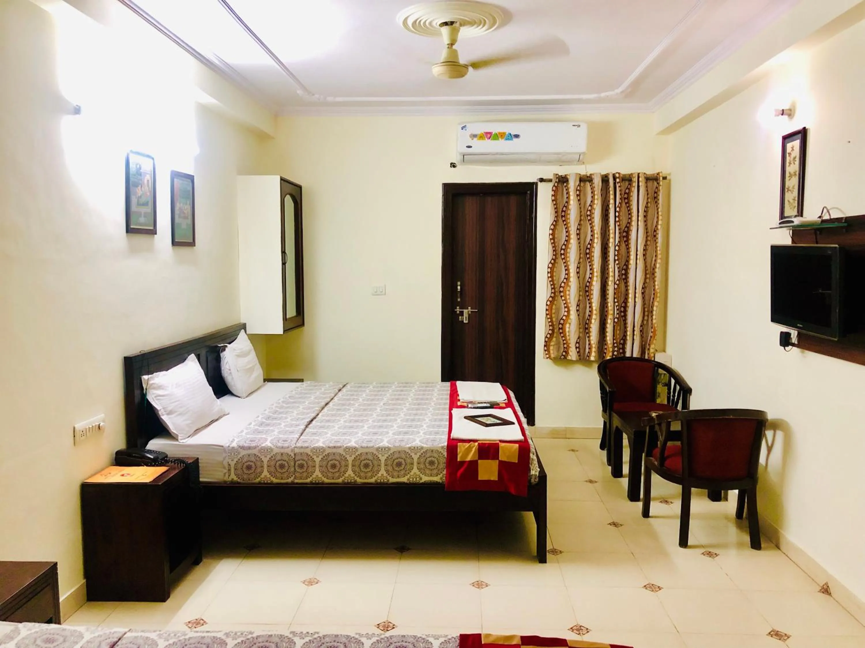 Photo of the whole room, Bed in Hotel Classic Inn Near Jaipur Railway Station
