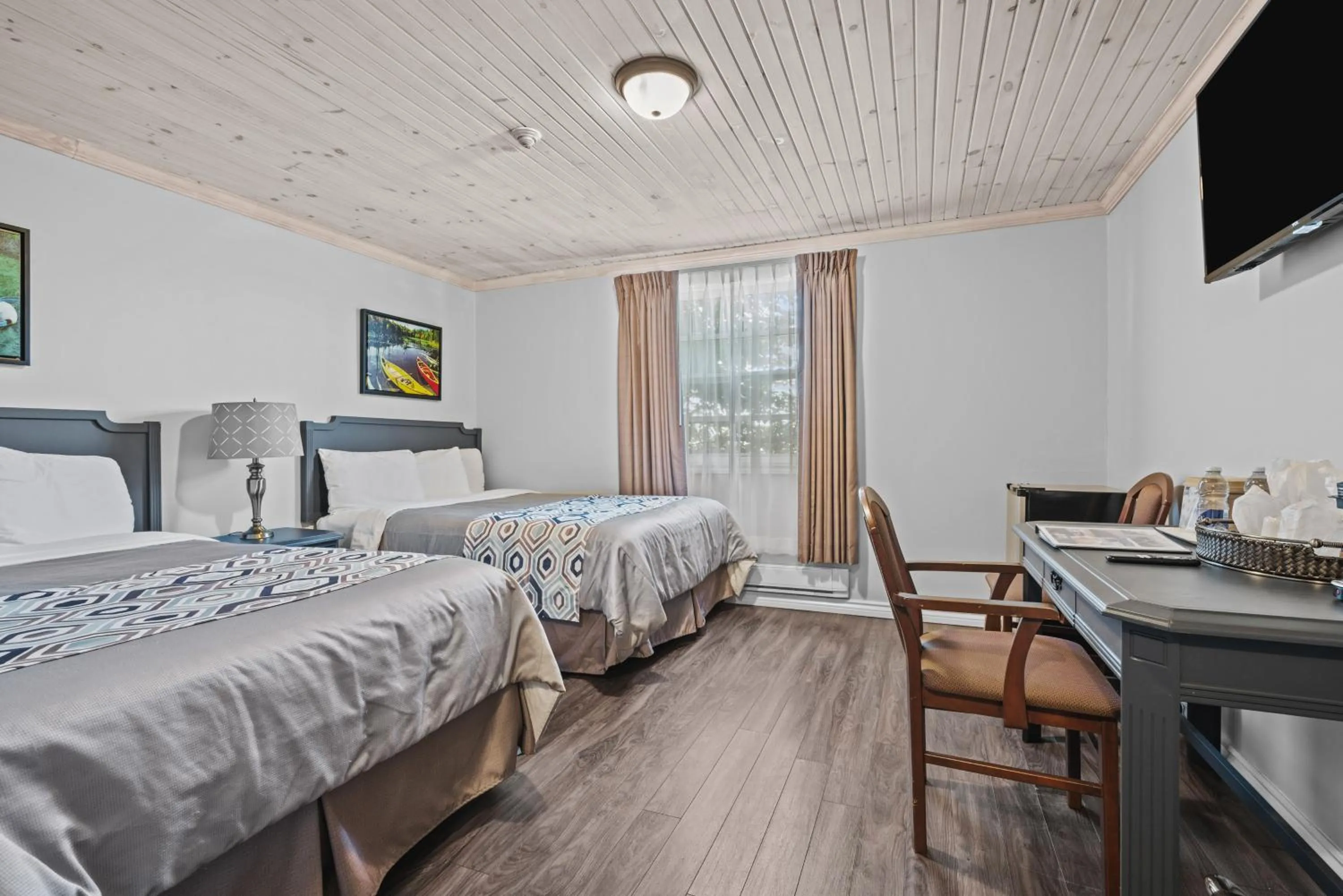 Bedroom, Bed in Edge of the Avalon Inn