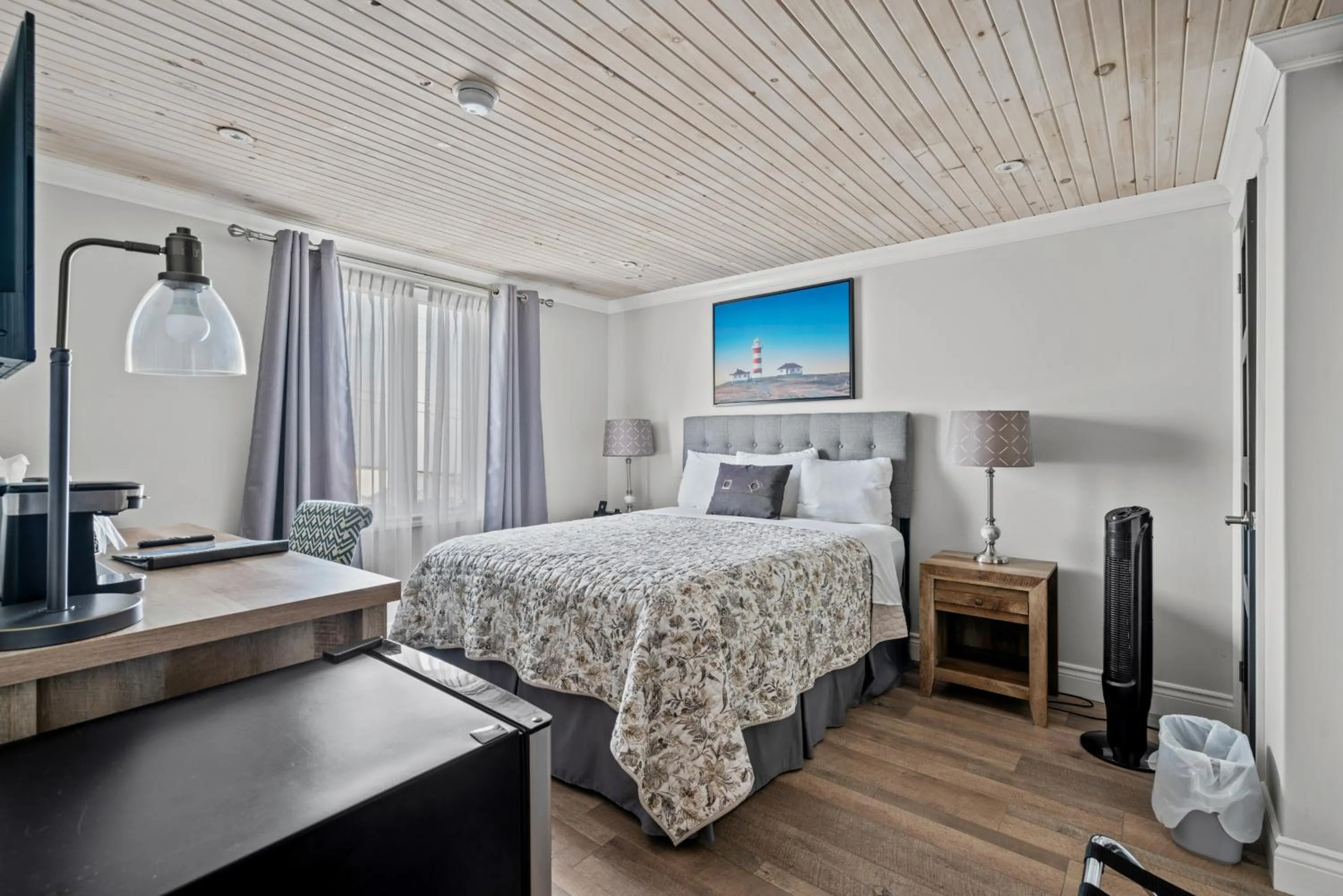 Bedroom, Bed in Edge of the Avalon Inn