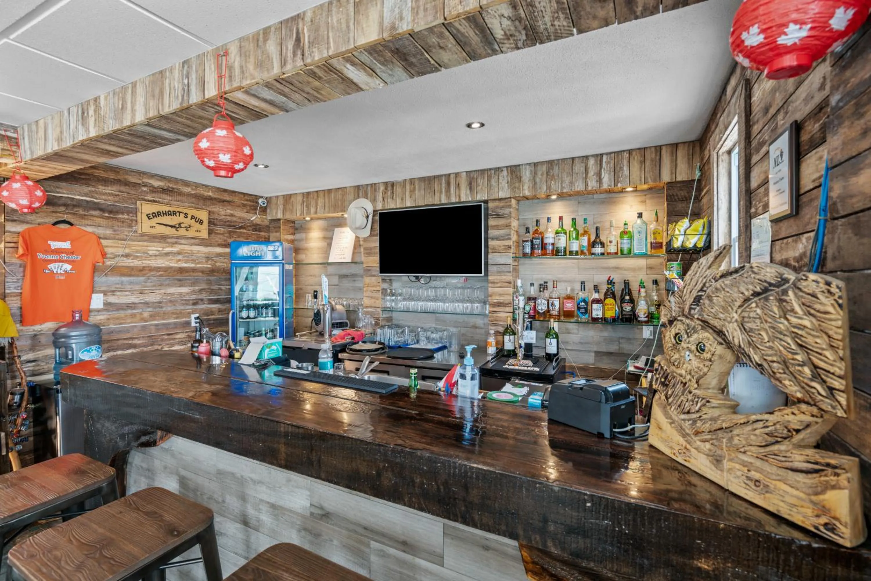 Lounge or bar in Edge of the Avalon Inn