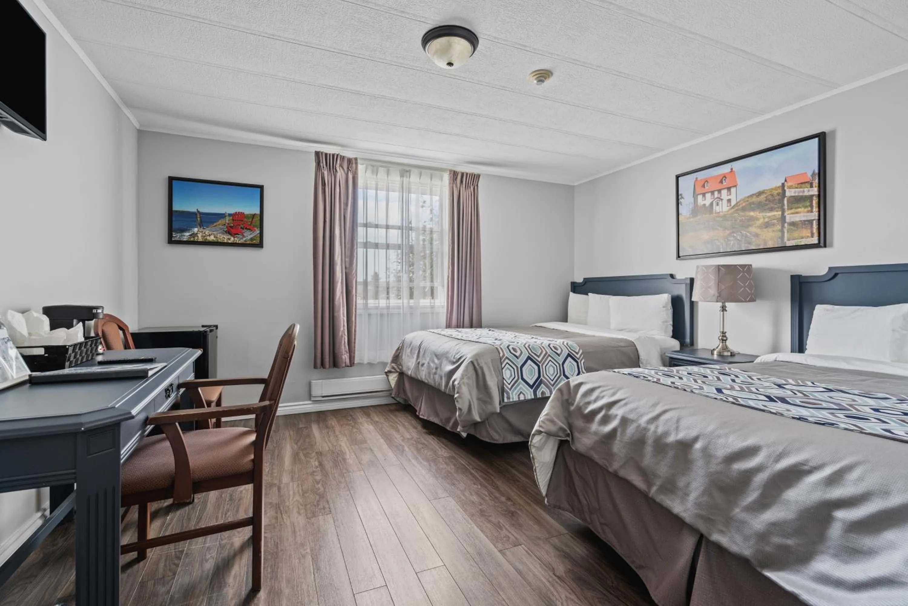 Bedroom, Bed in Edge of the Avalon Inn