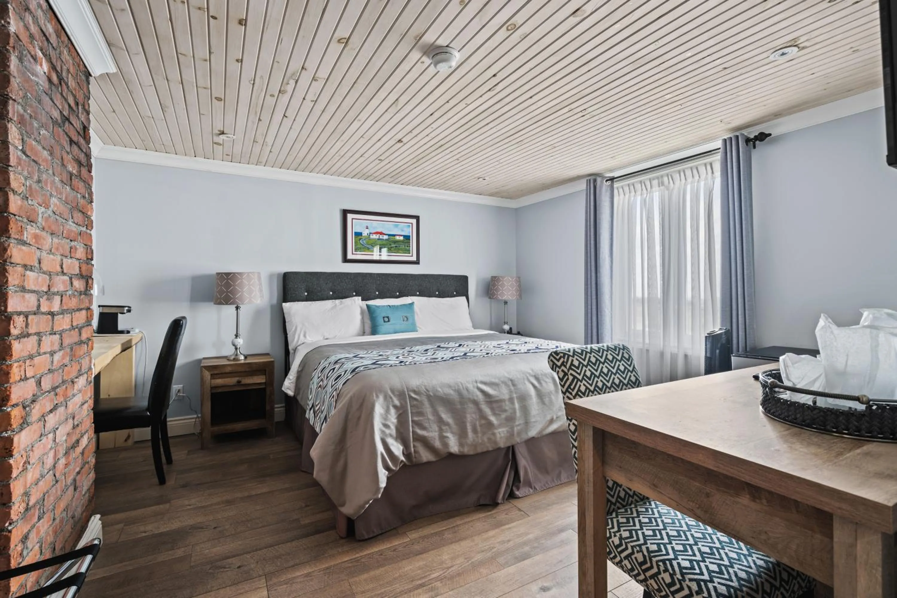 Bedroom, Bed in Edge of the Avalon Inn