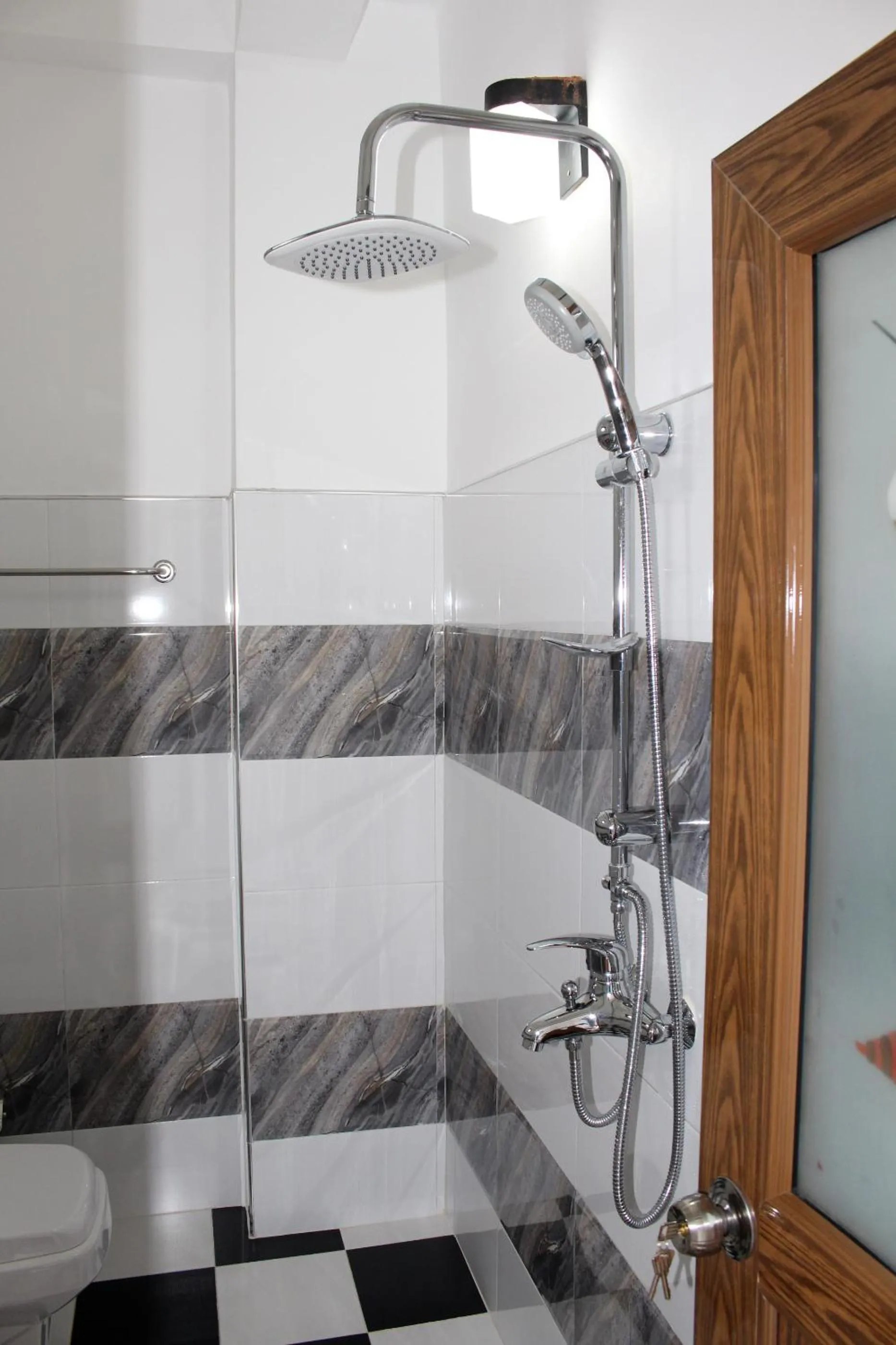 Shower in Orchid Rest