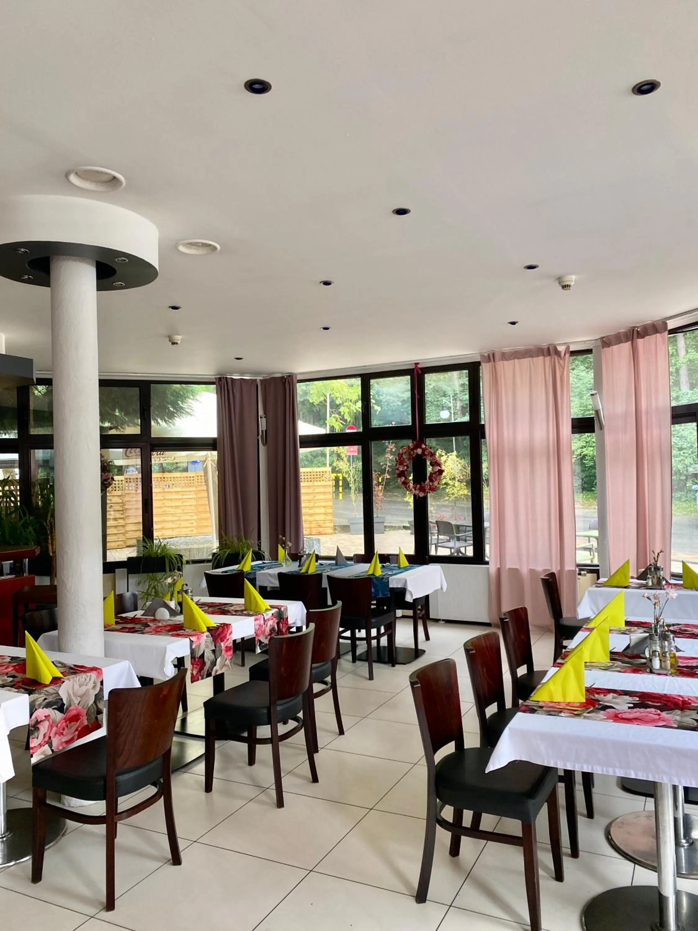 Restaurant/places to eat in Hotel Echo