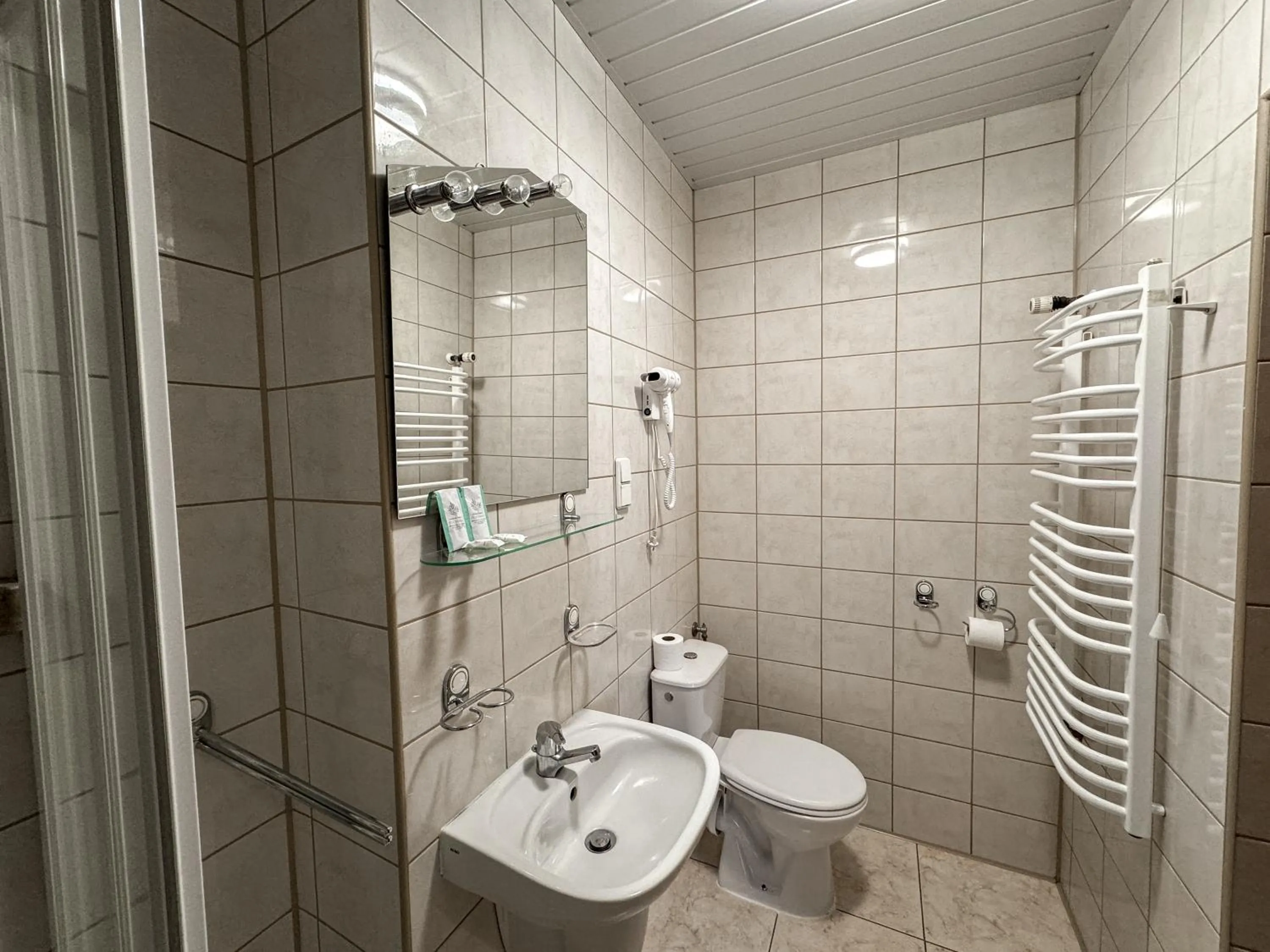 Shower in Hotel Echo