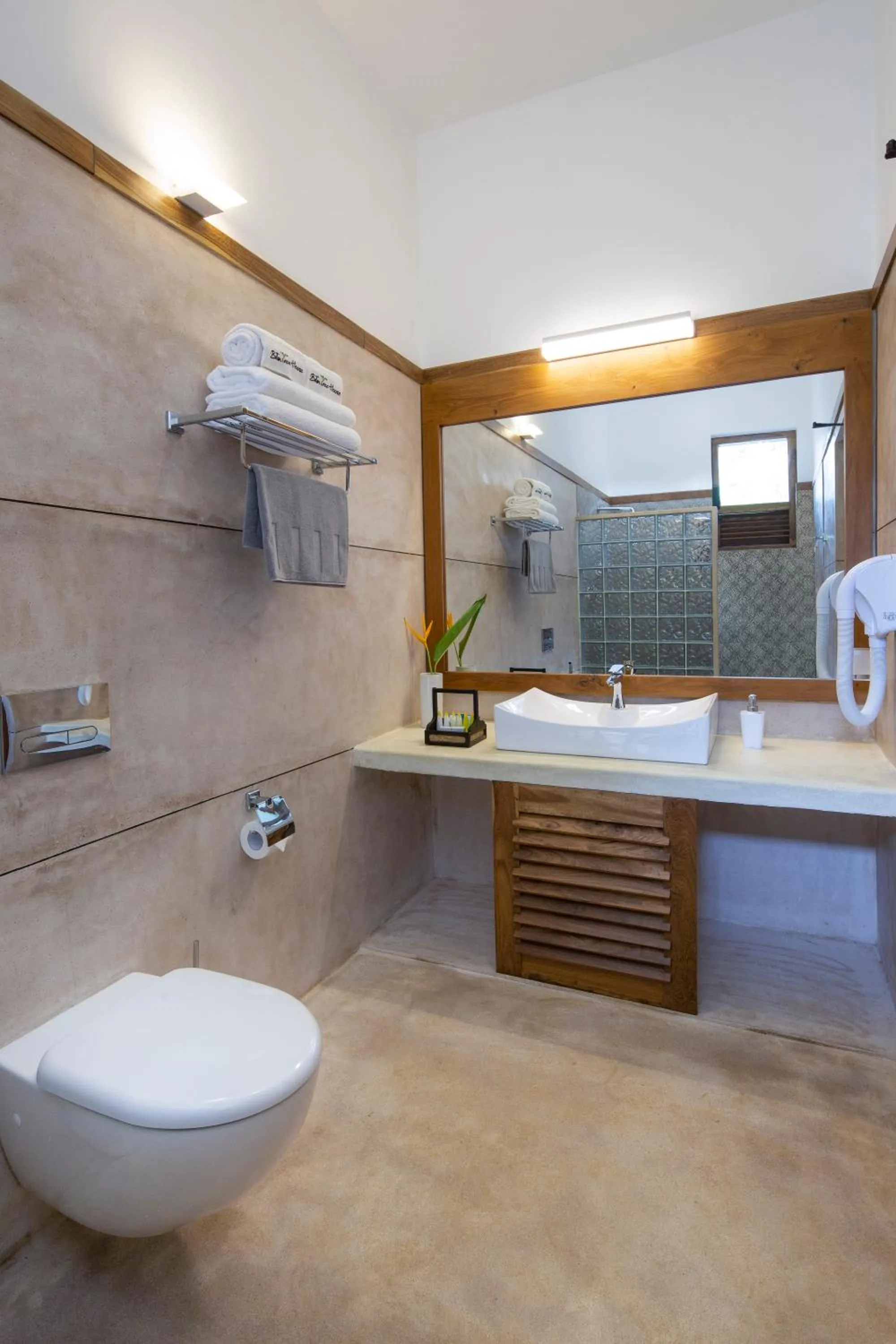 Toilet in Bilin Tree House