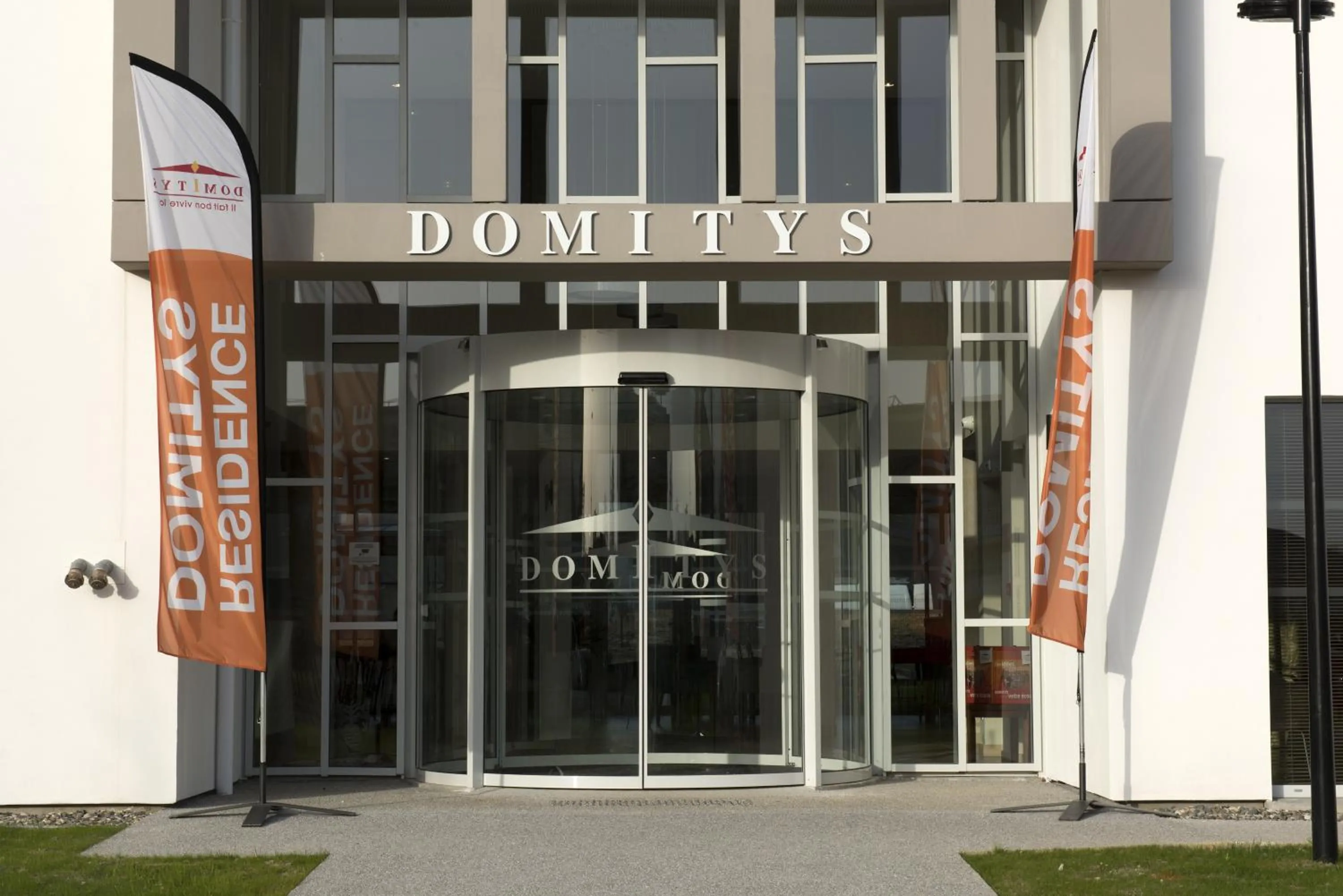 Facade/entrance in Domitys Le Palmier du Roi