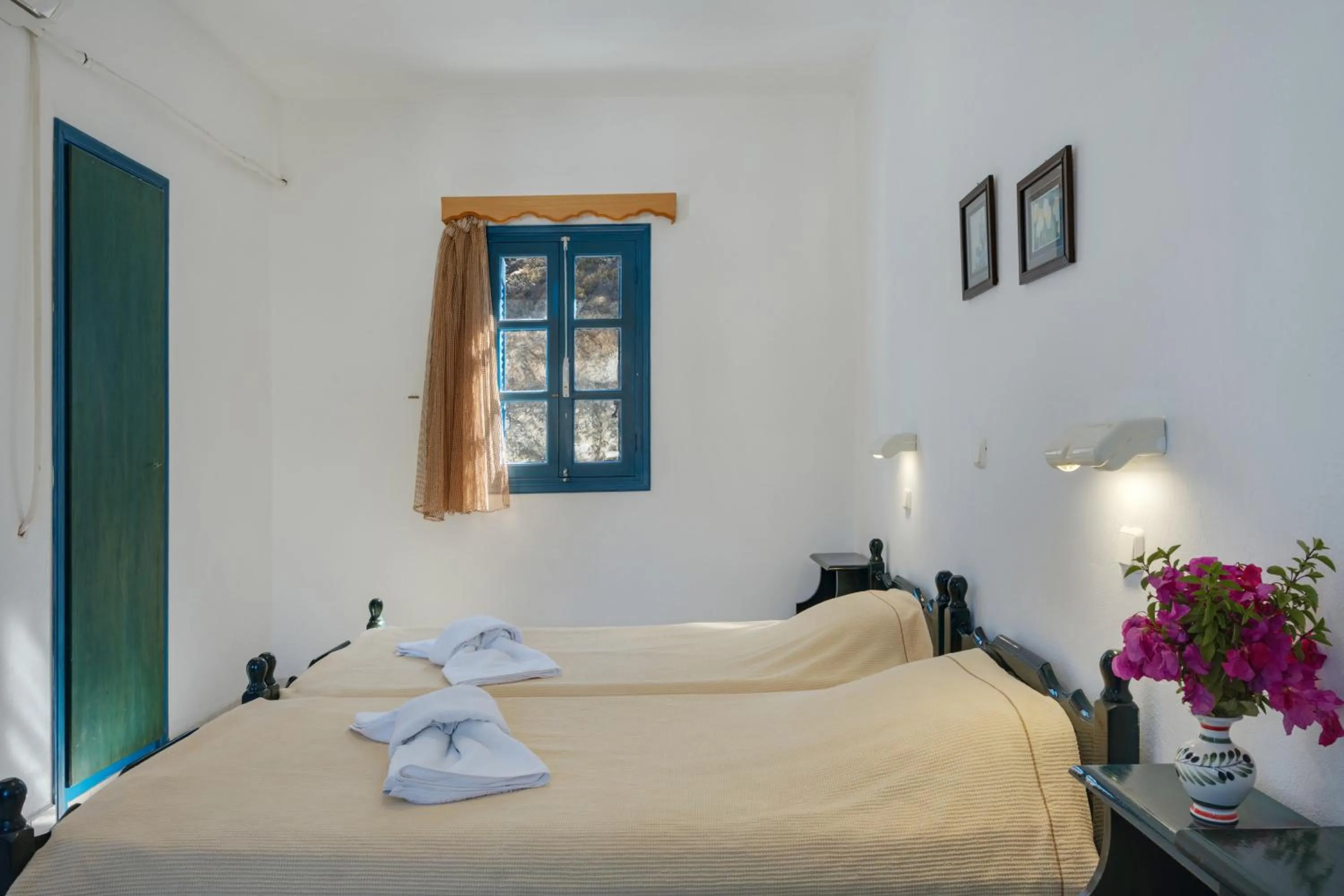 Living room, Bed in Hotel Glaros Karpathos