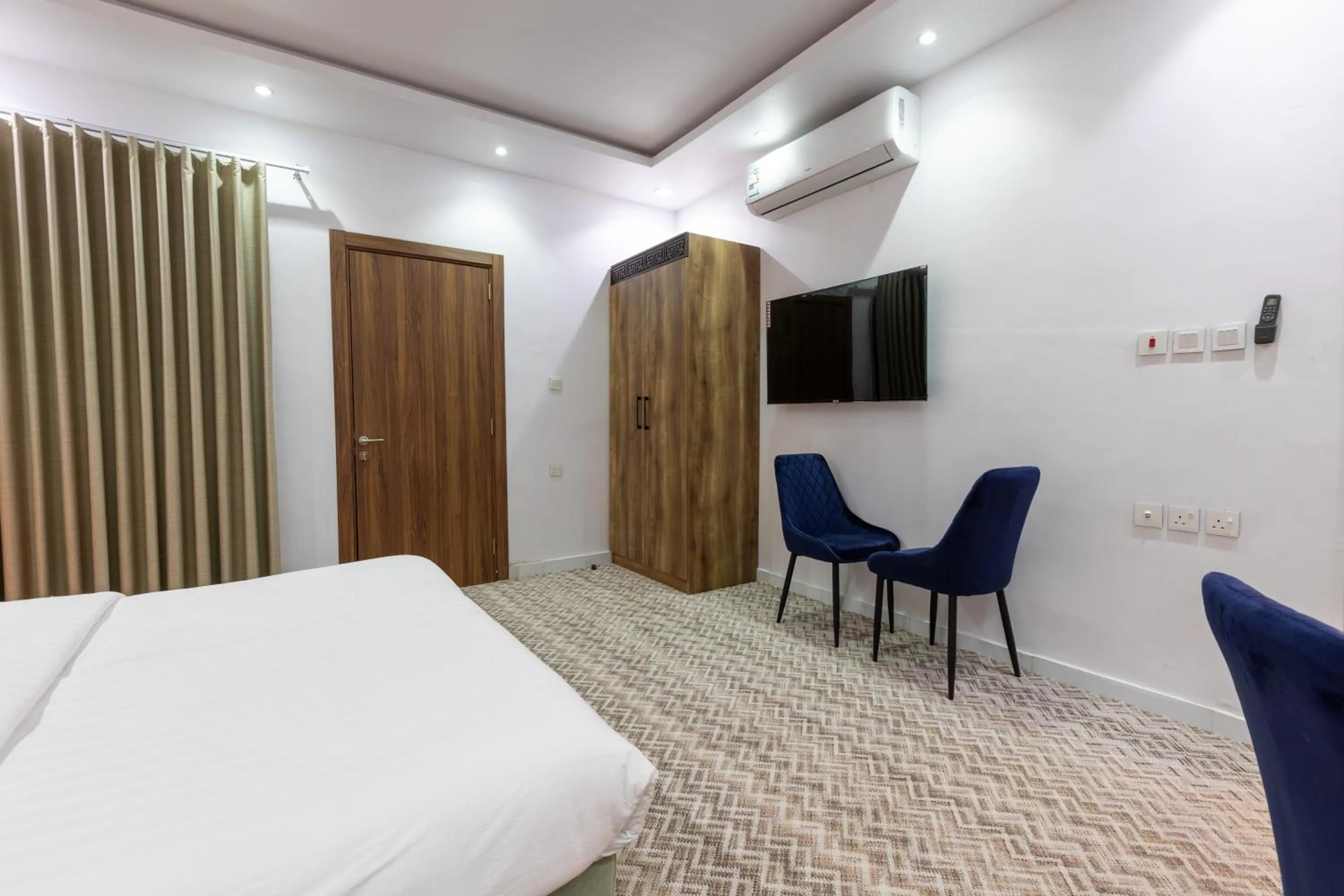 Communal lounge/ TV room, Bed in Al-Jamwaut B